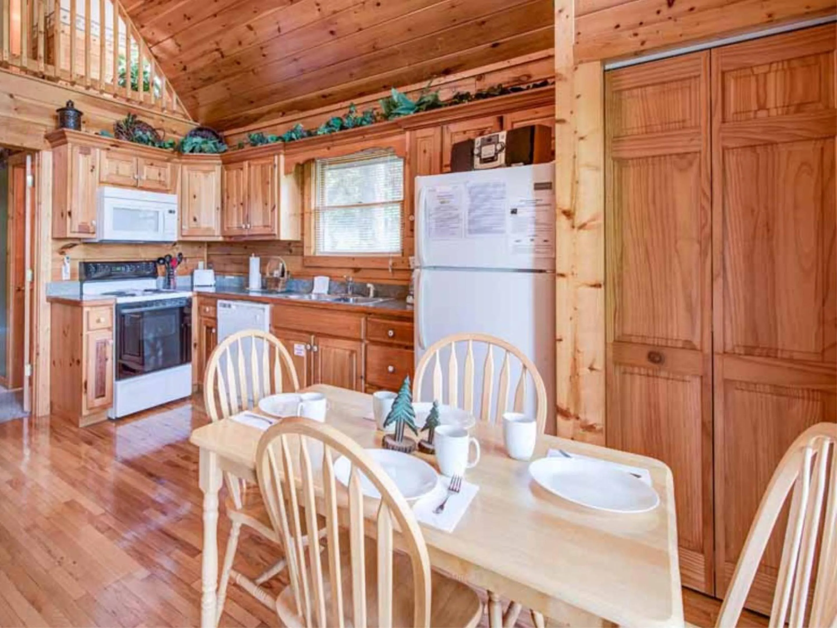 Cub’s Cove, 1 Bedroom, Near Downtown, View, Jetted Tub, WiFi, Sleeps 4