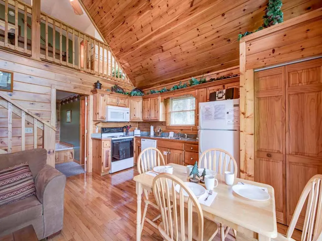 Cub’s Cove, 1 Bedroom, Near Downtown, View, Jetted Tub, WiFi, Sleeps 4