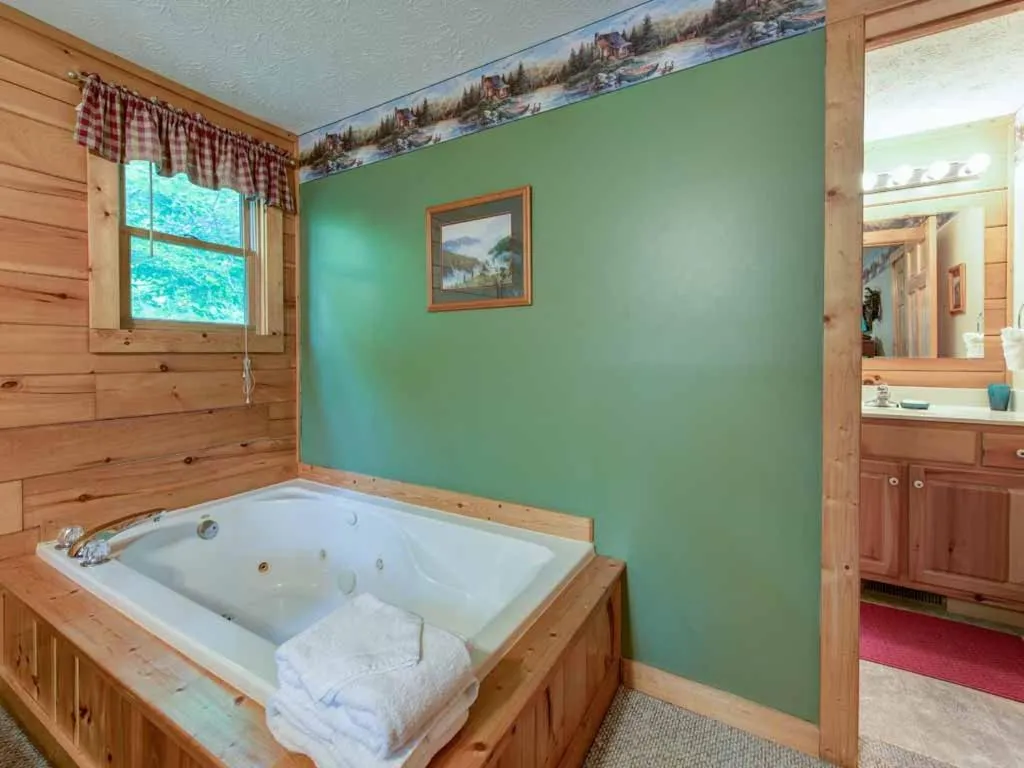 Bed in Cub’s Cove, 1 Bedroom, Near Downtown, View, Jetted Tub, WiFi, Sleeps 4