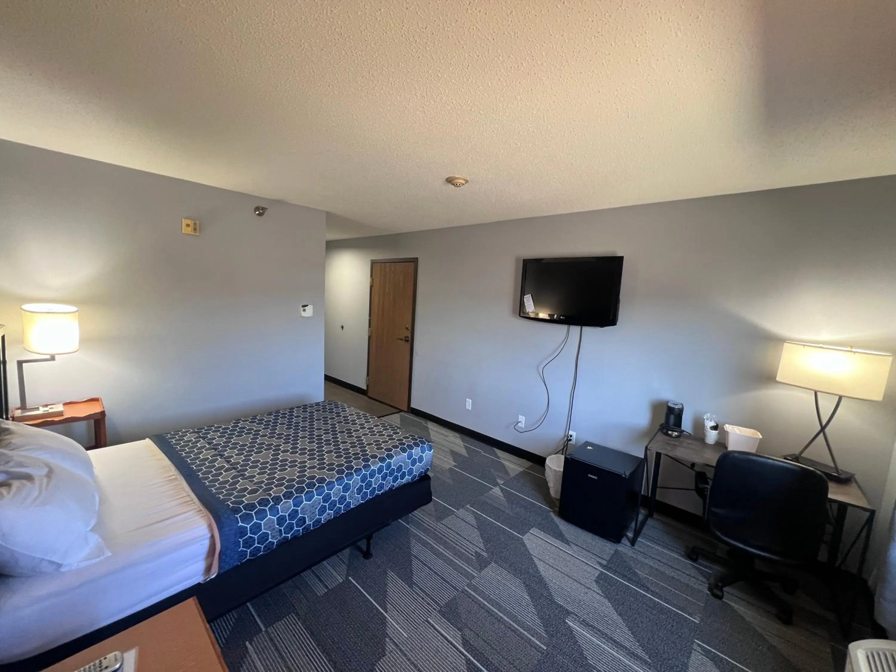 Photo of the whole room, Bed in American Inn and Suites Ionia