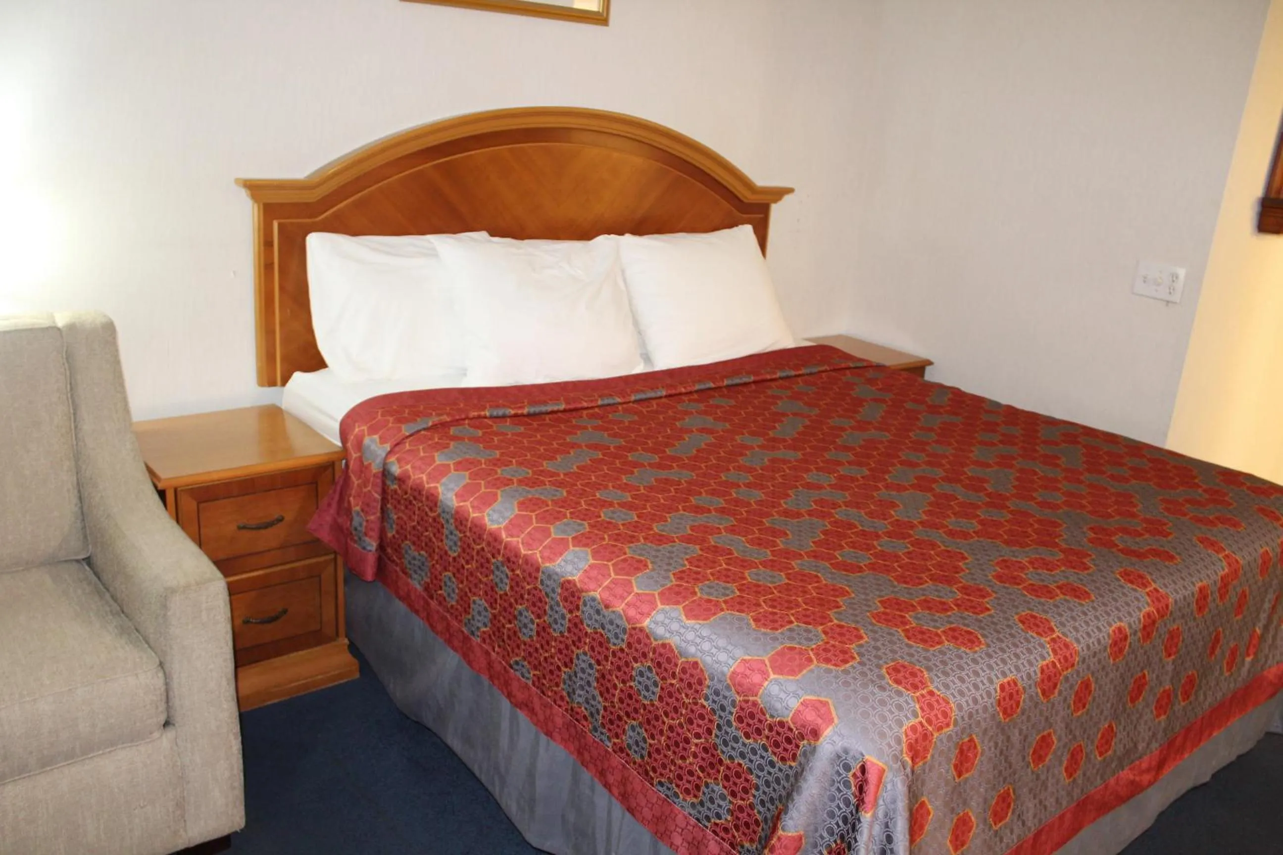 Bed in American Inn and Suites Ionia