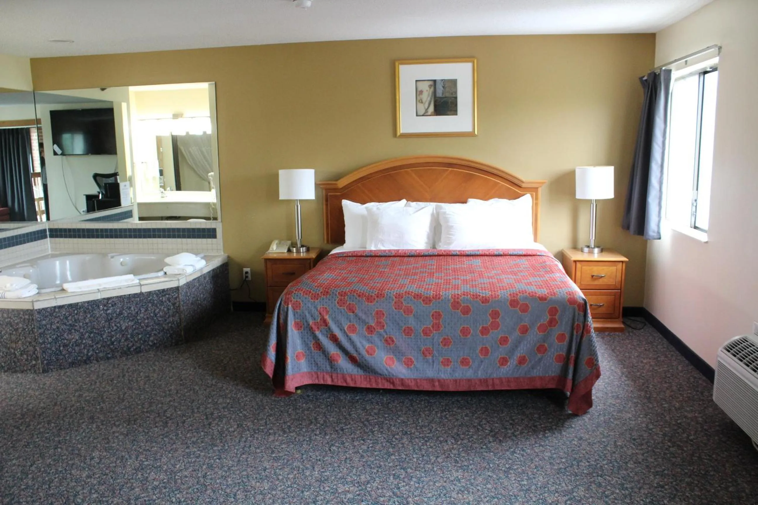 Photo of the whole room, Bed in American Inn and Suites Ionia