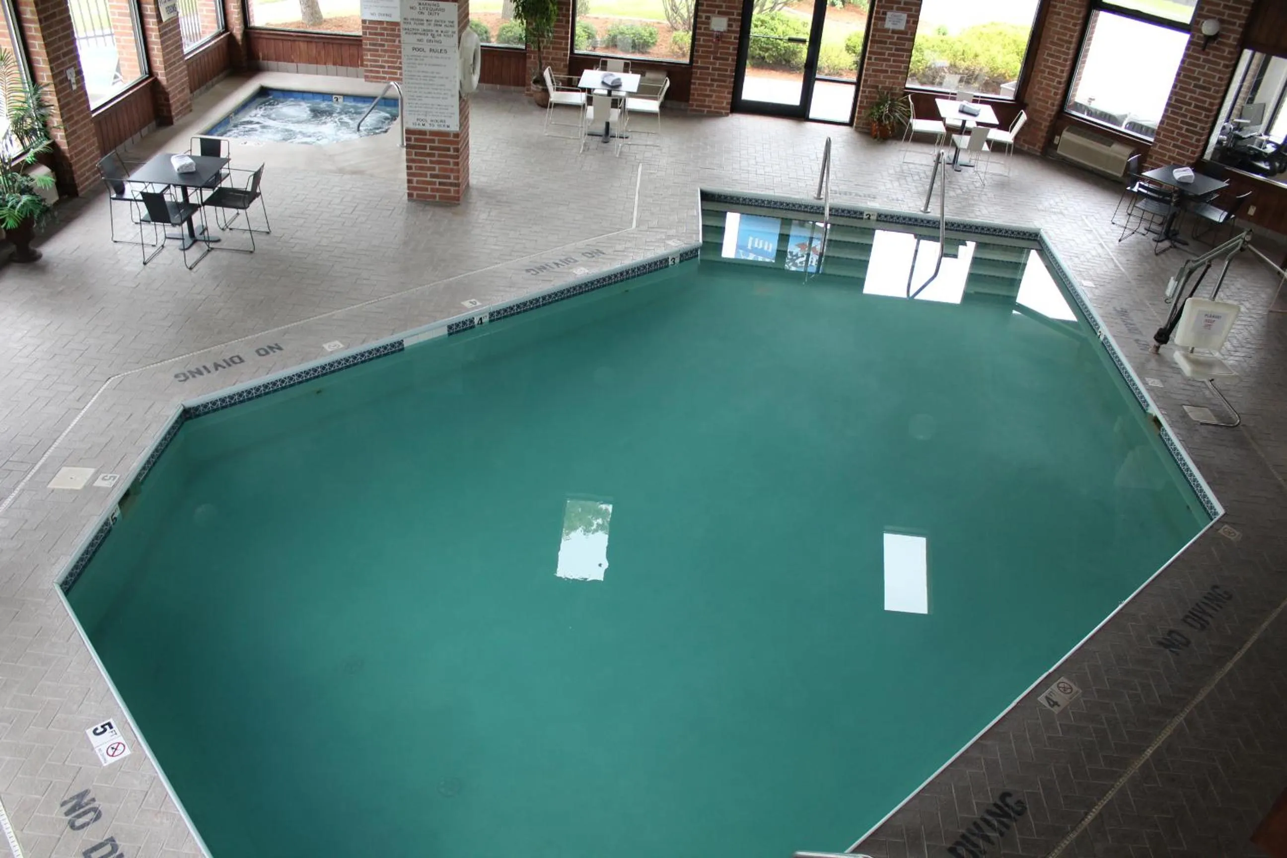 Pool view in American Inn and Suites Ionia