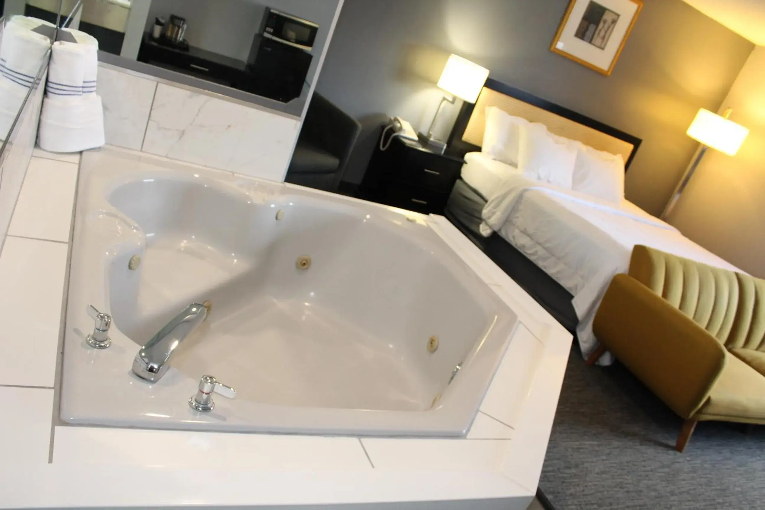 Hot Tub, Bed in American Inn and Suites Ionia Hot Tub, Bed in American Inn and Suites Ionia