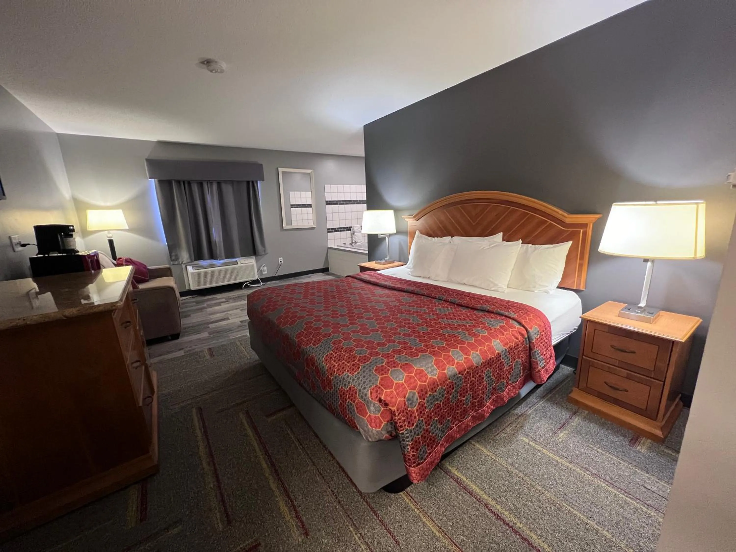 Photo of the whole room, Bed in American Inn and Suites Ionia