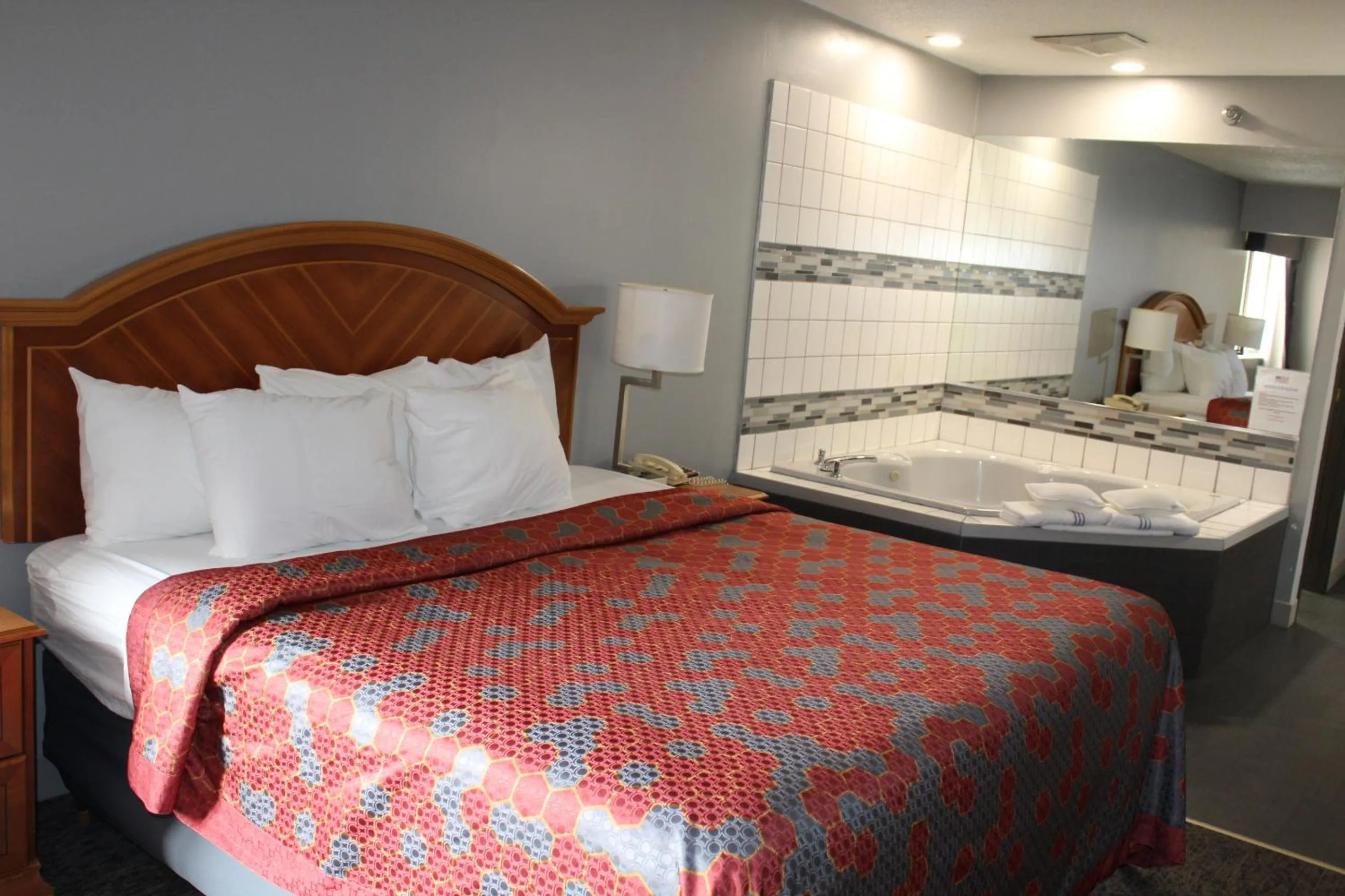 Photo of the whole room, Bed in American Inn and Suites Ionia