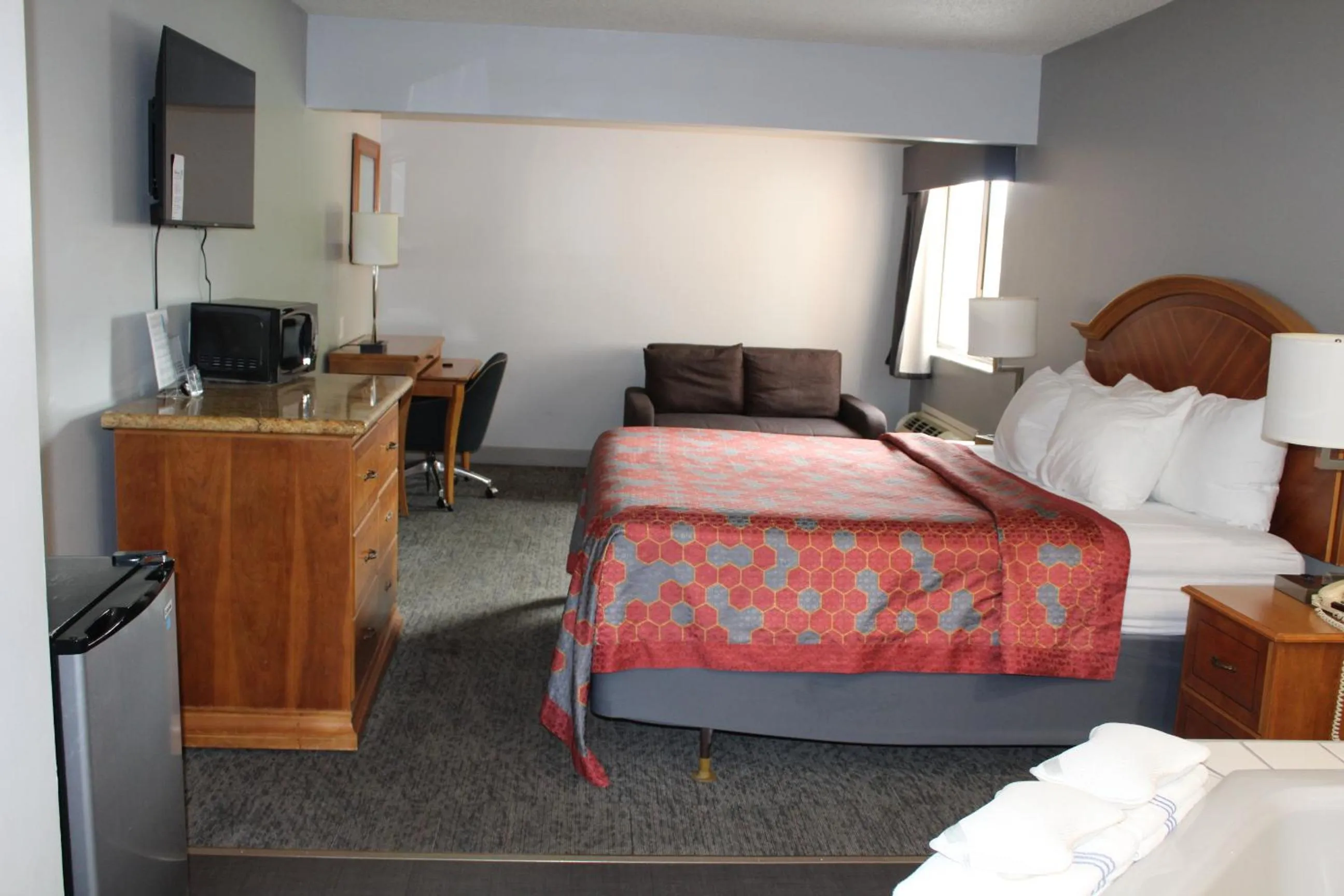Photo of the whole room, Bed in American Inn and Suites Ionia