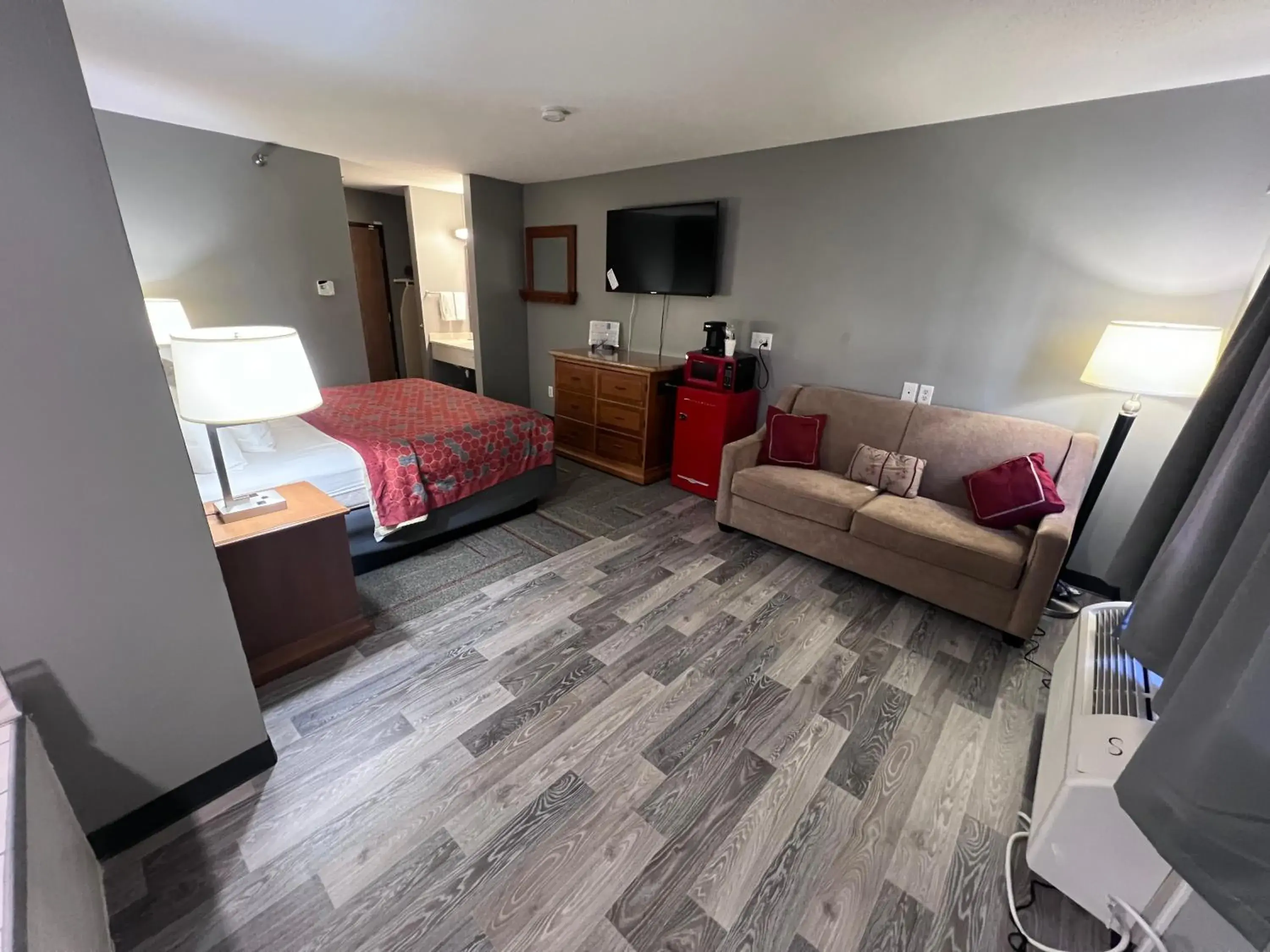 Photo of the whole room, Bed in American Inn and Suites Ionia Photo of the whole room, Bed in American Inn and Suites Ionia