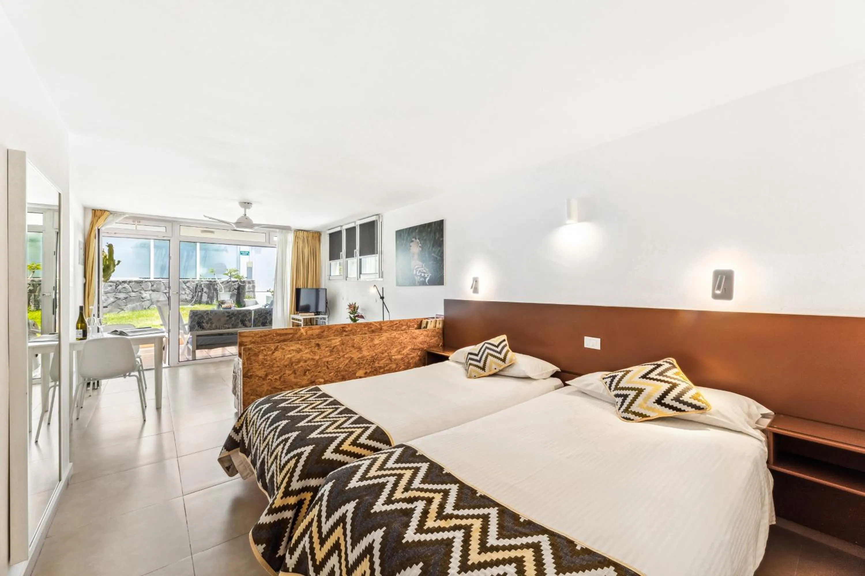 Living room, Bed in Apartamentos El Capricho