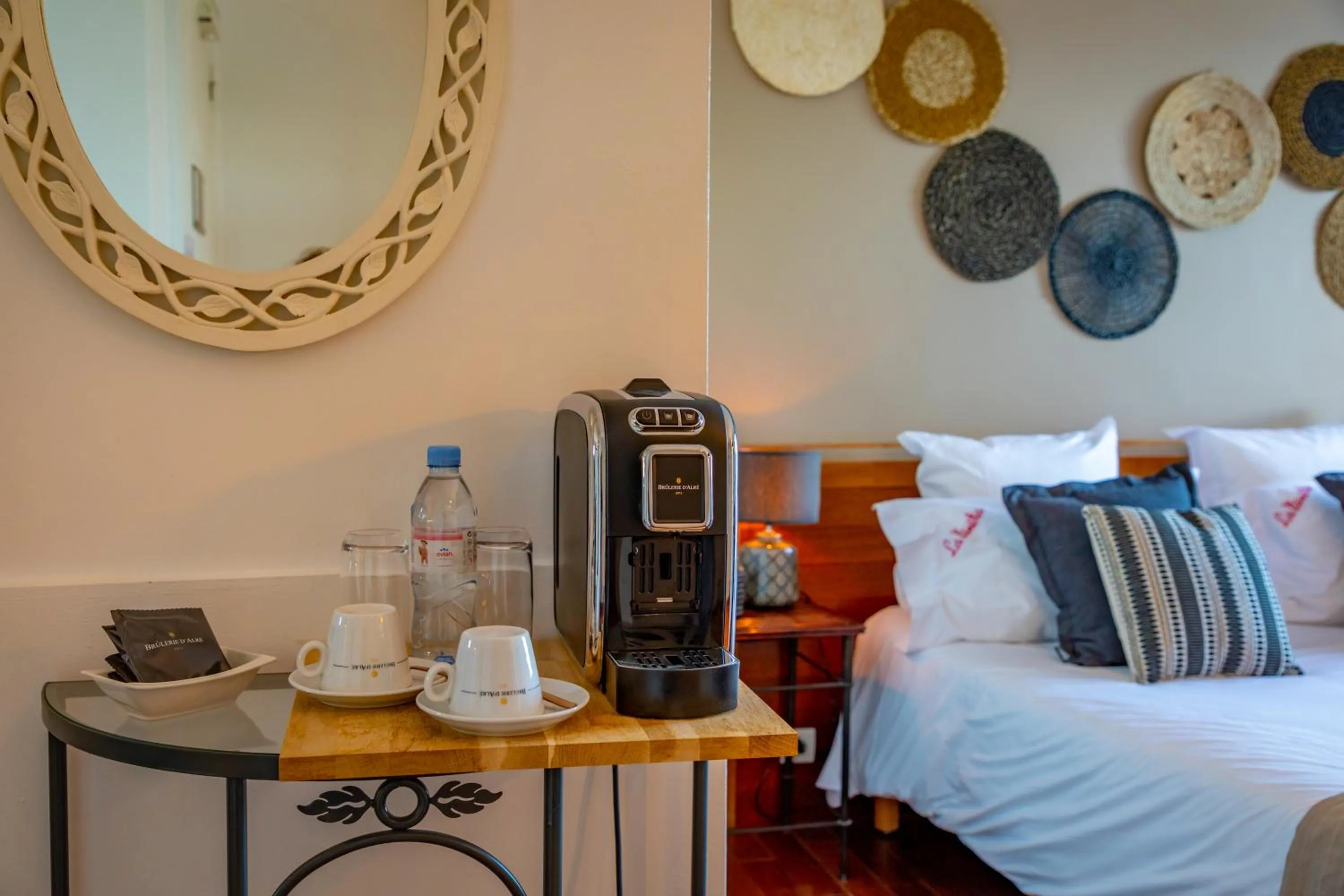 Coffee/tea facilities, Bed in Hotel Restaurant Les Venetes