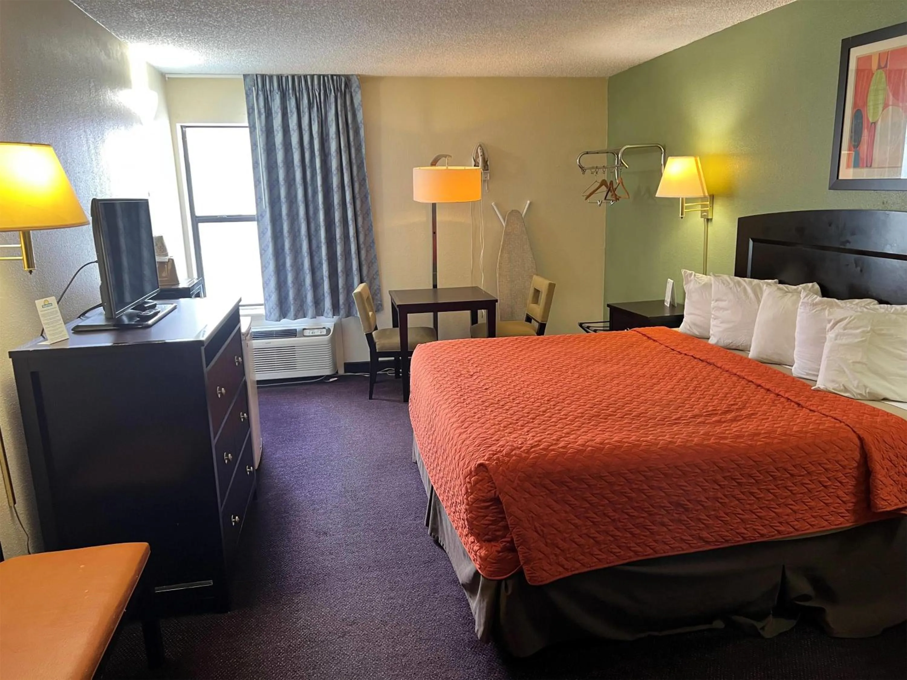 Photo of the whole room, Bed in Days Inn by Wyndham Southern Hills/ORU