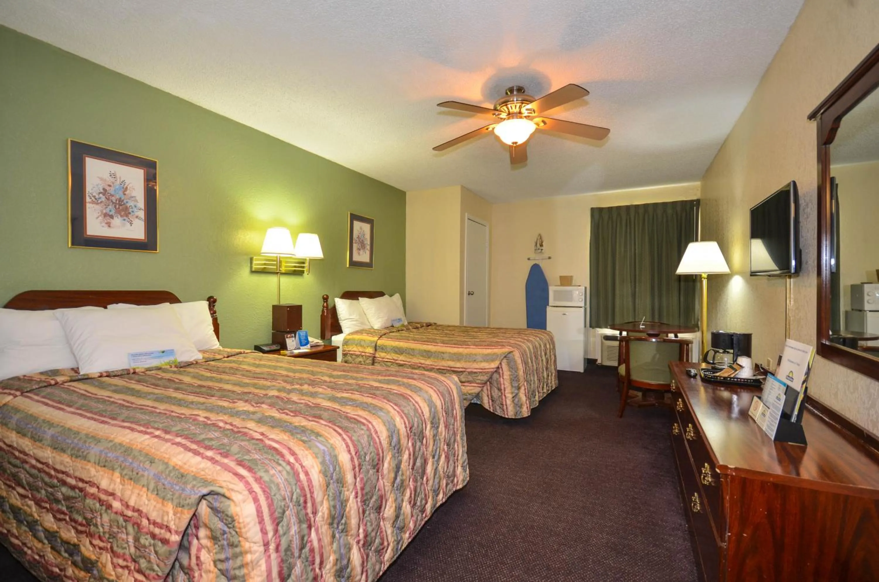 Photo of the whole room, Bed in Days Inn by Wyndham Southern Hills/ORU