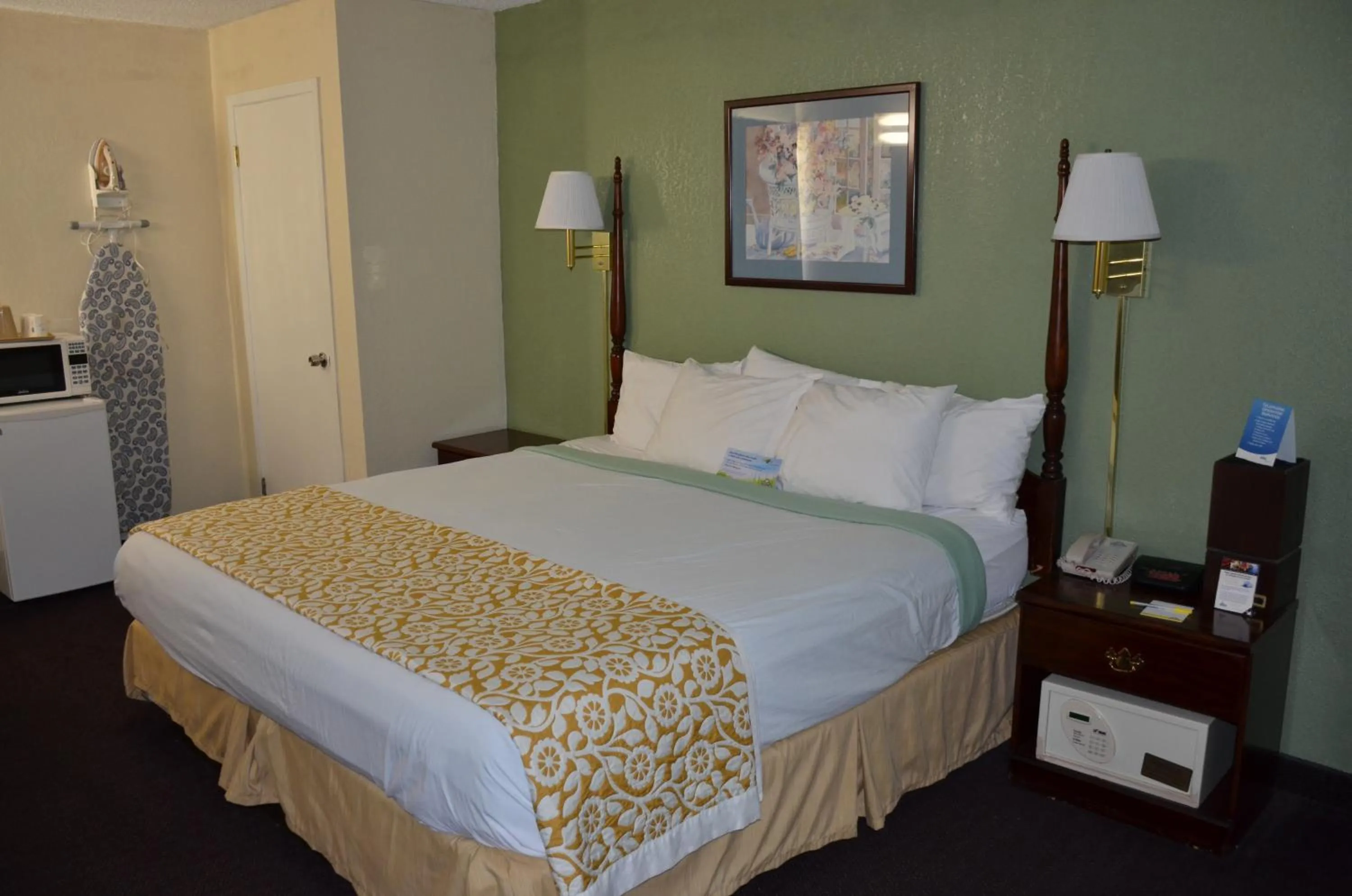 Bed in Days Inn by Wyndham Southern Hills/ORU