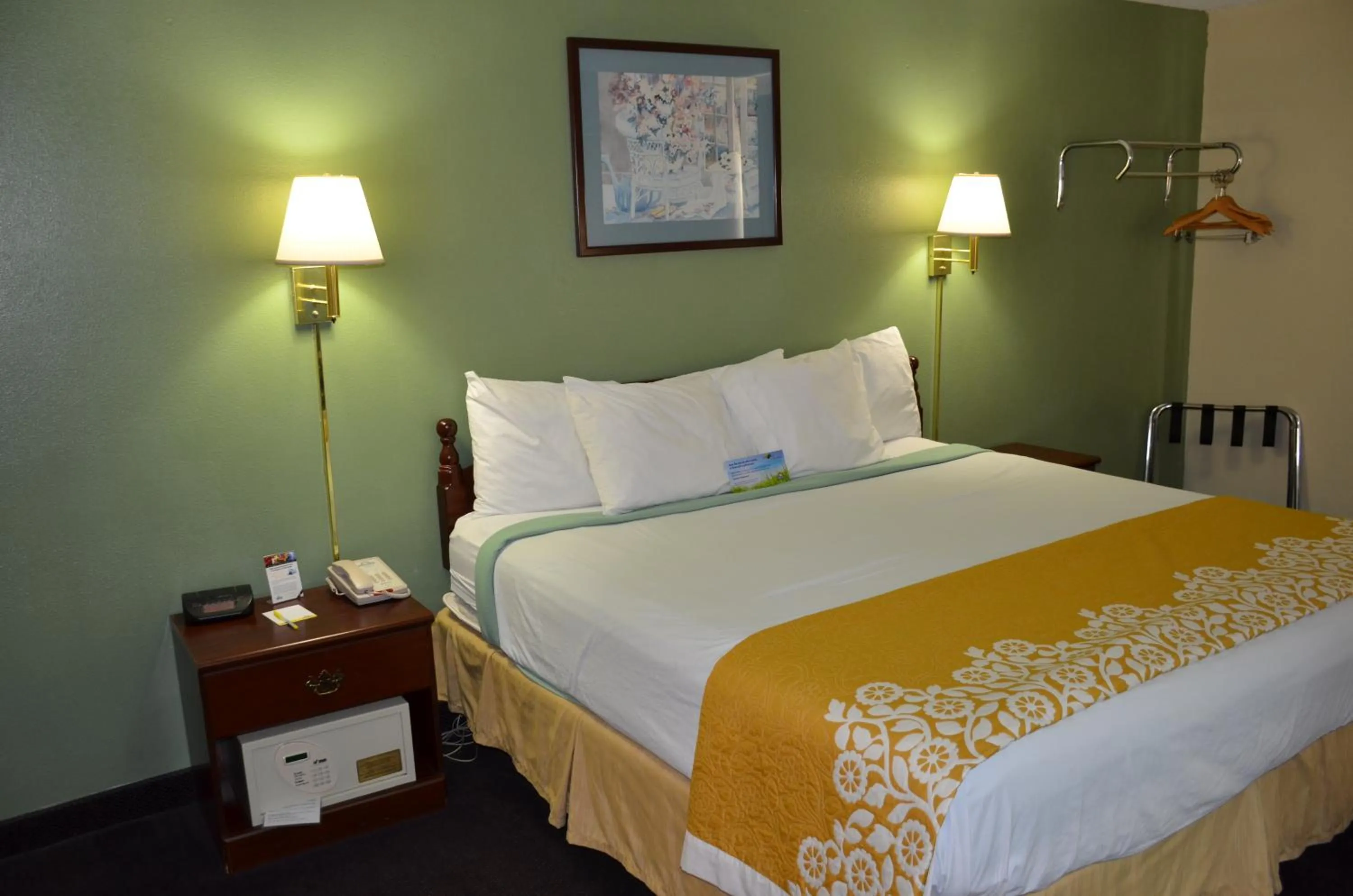 Decorative detail, Bed in Days Inn by Wyndham Southern Hills/ORU