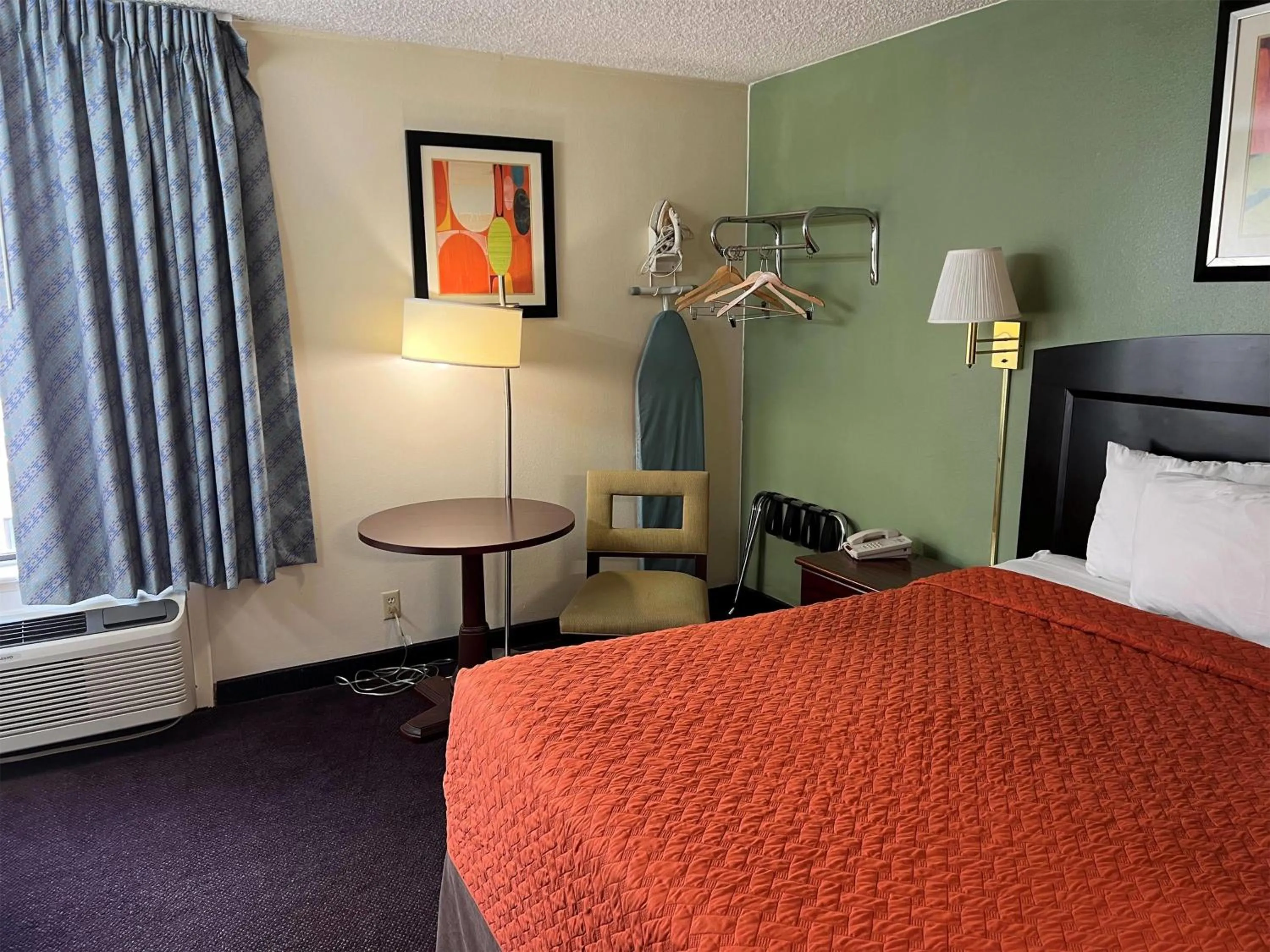 Photo of the whole room, Bed in Days Inn by Wyndham Southern Hills/ORU