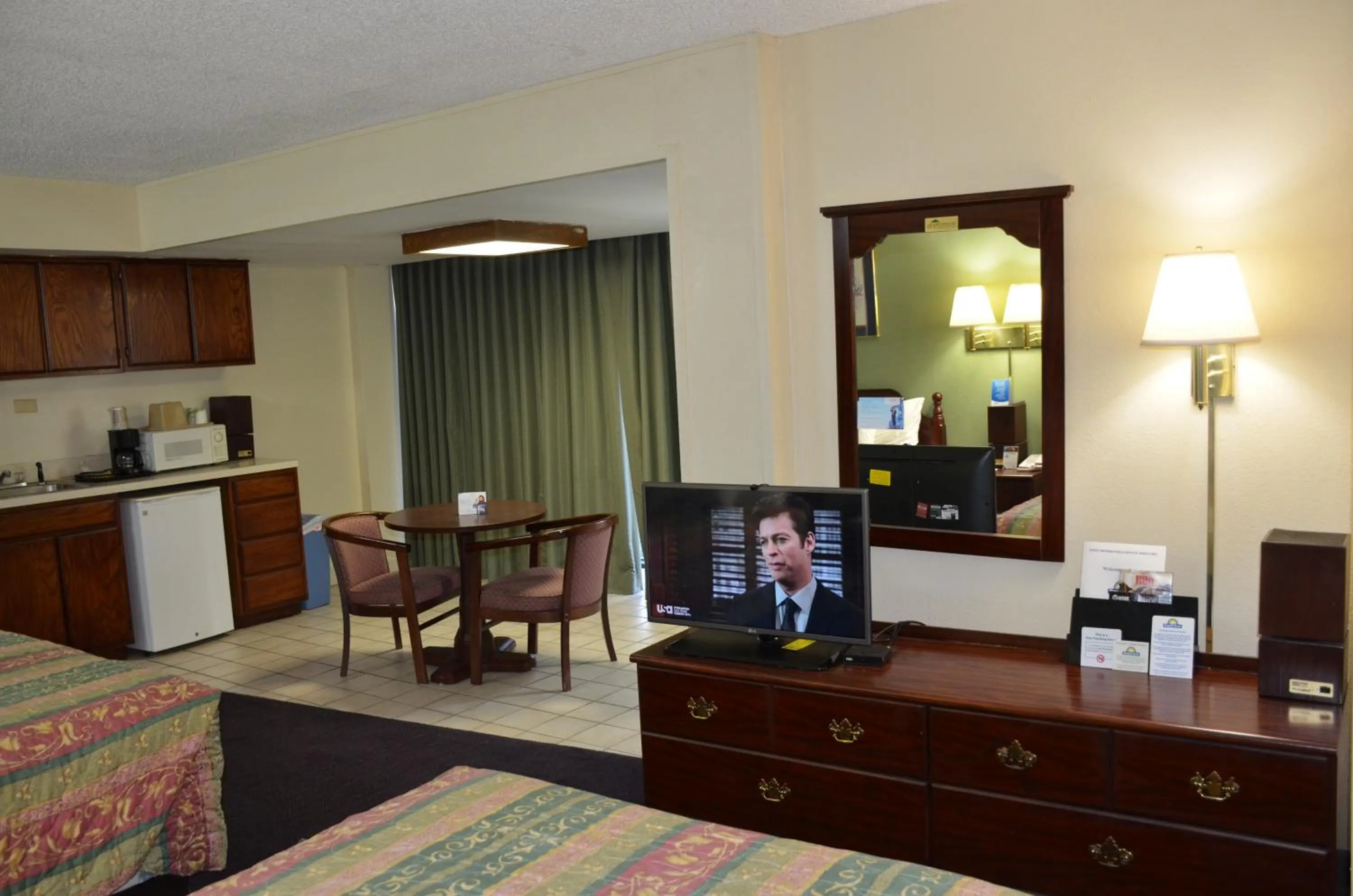 Bedroom in Days Inn by Wyndham Southern Hills/ORU