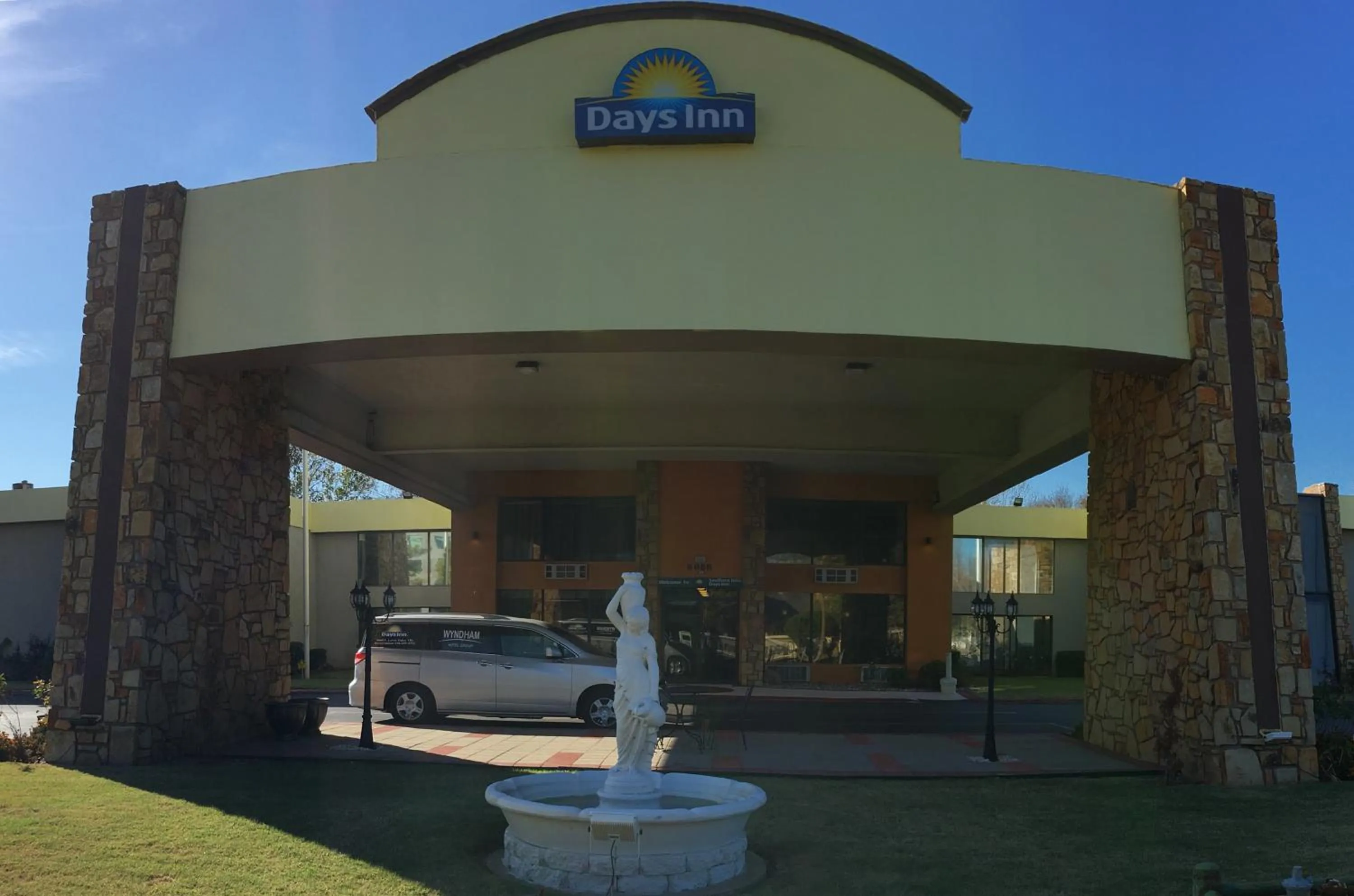 Days Inn by Wyndham Southern Hills/ORU