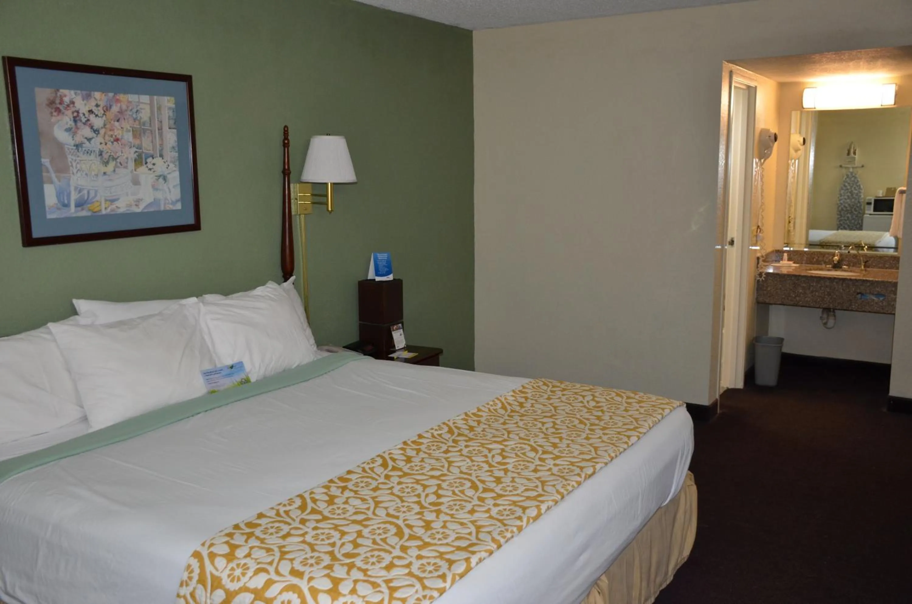 Bed in Days Inn by Wyndham Southern Hills/ORU