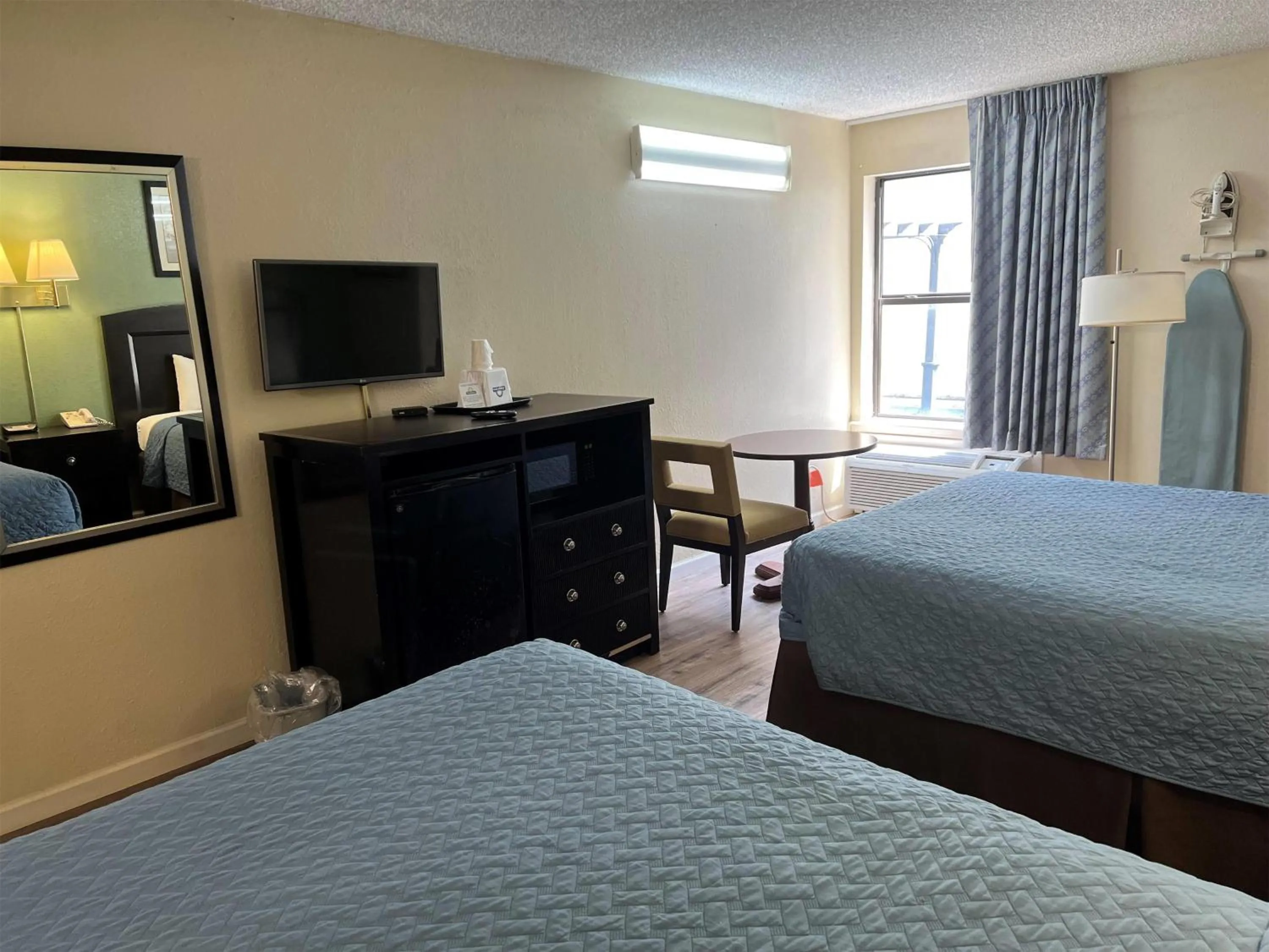 Photo of the whole room, Bed in Days Inn by Wyndham Southern Hills/ORU