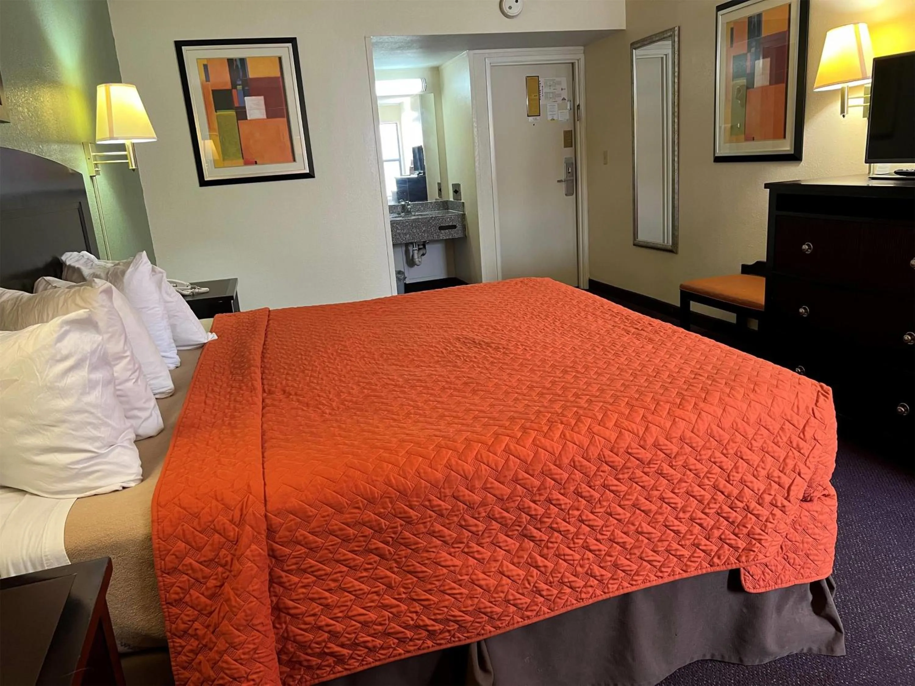 Photo of the whole room, Bed in Days Inn by Wyndham Southern Hills/ORU