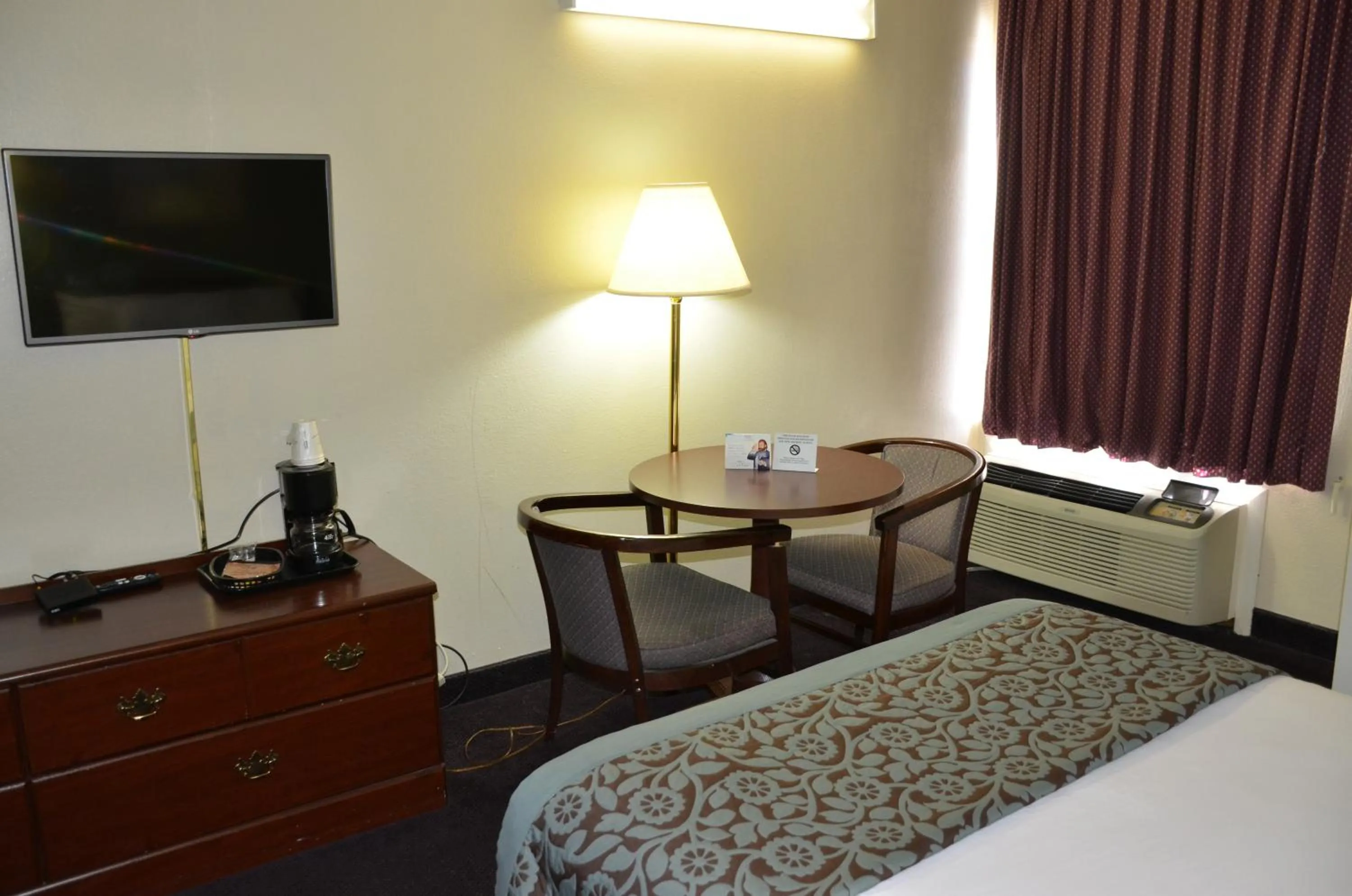 Bed in Days Inn by Wyndham Southern Hills/ORU