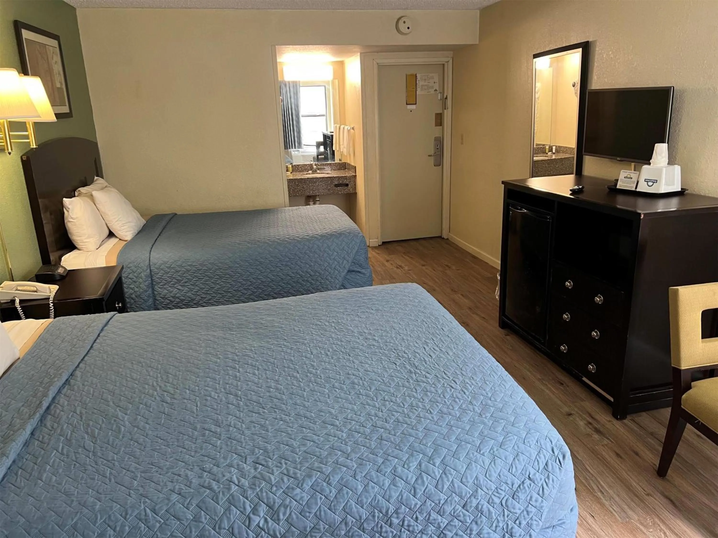 Photo of the whole room, Bed in Days Inn by Wyndham Southern Hills/ORU