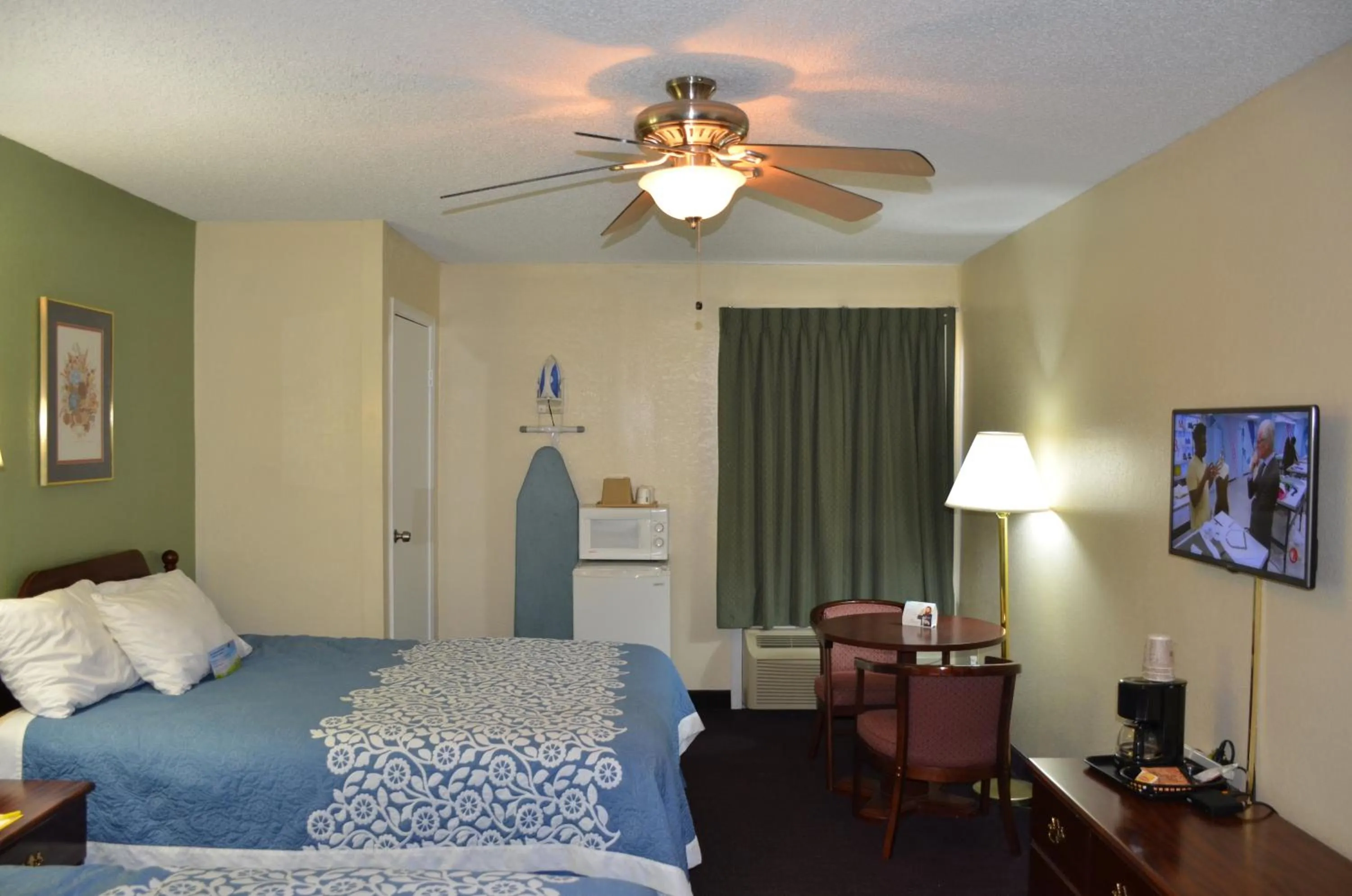 Bedroom, Bed in Days Inn by Wyndham Southern Hills/ORU