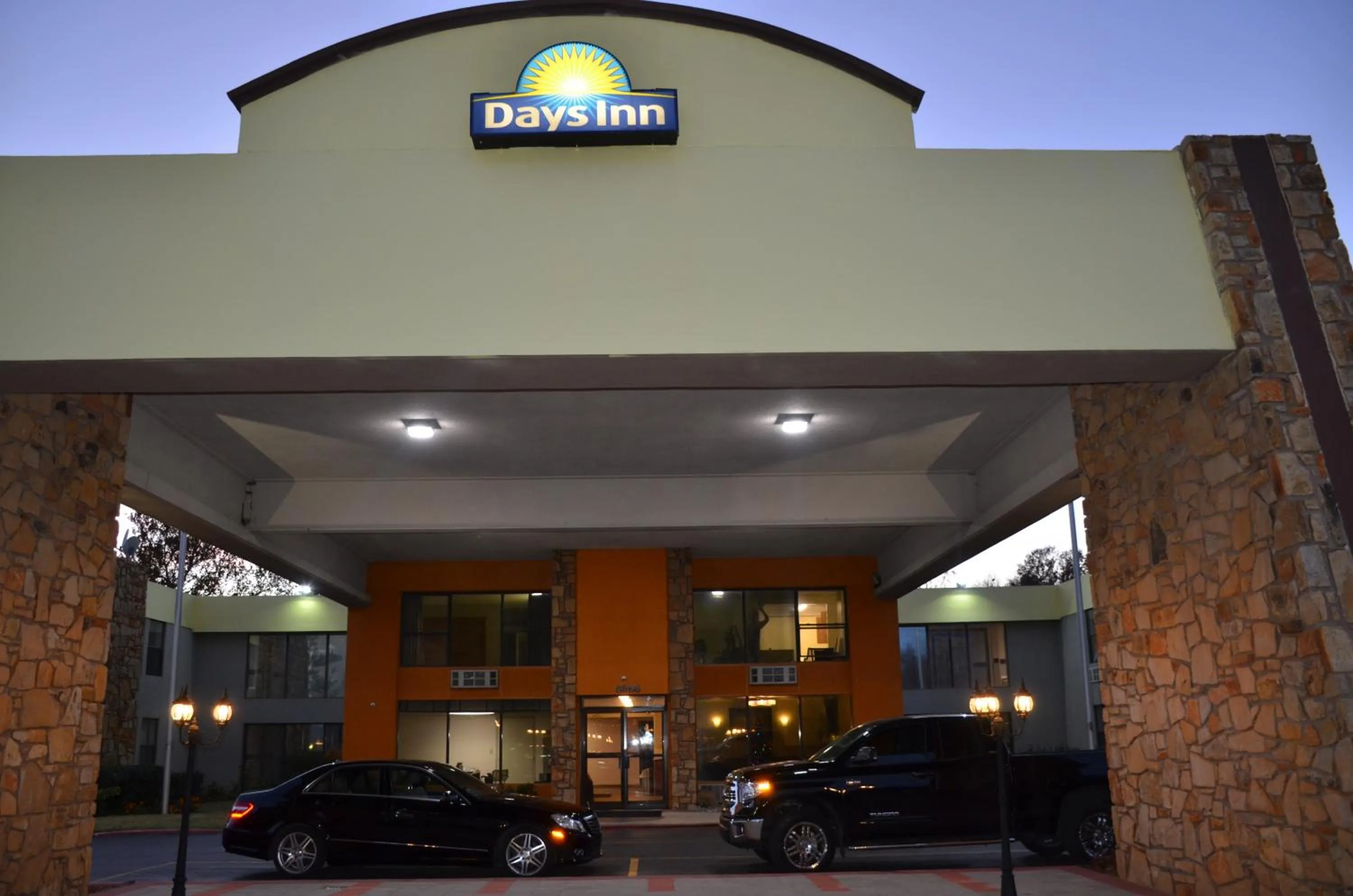 Property building in Days Inn by Wyndham Southern Hills/ORU