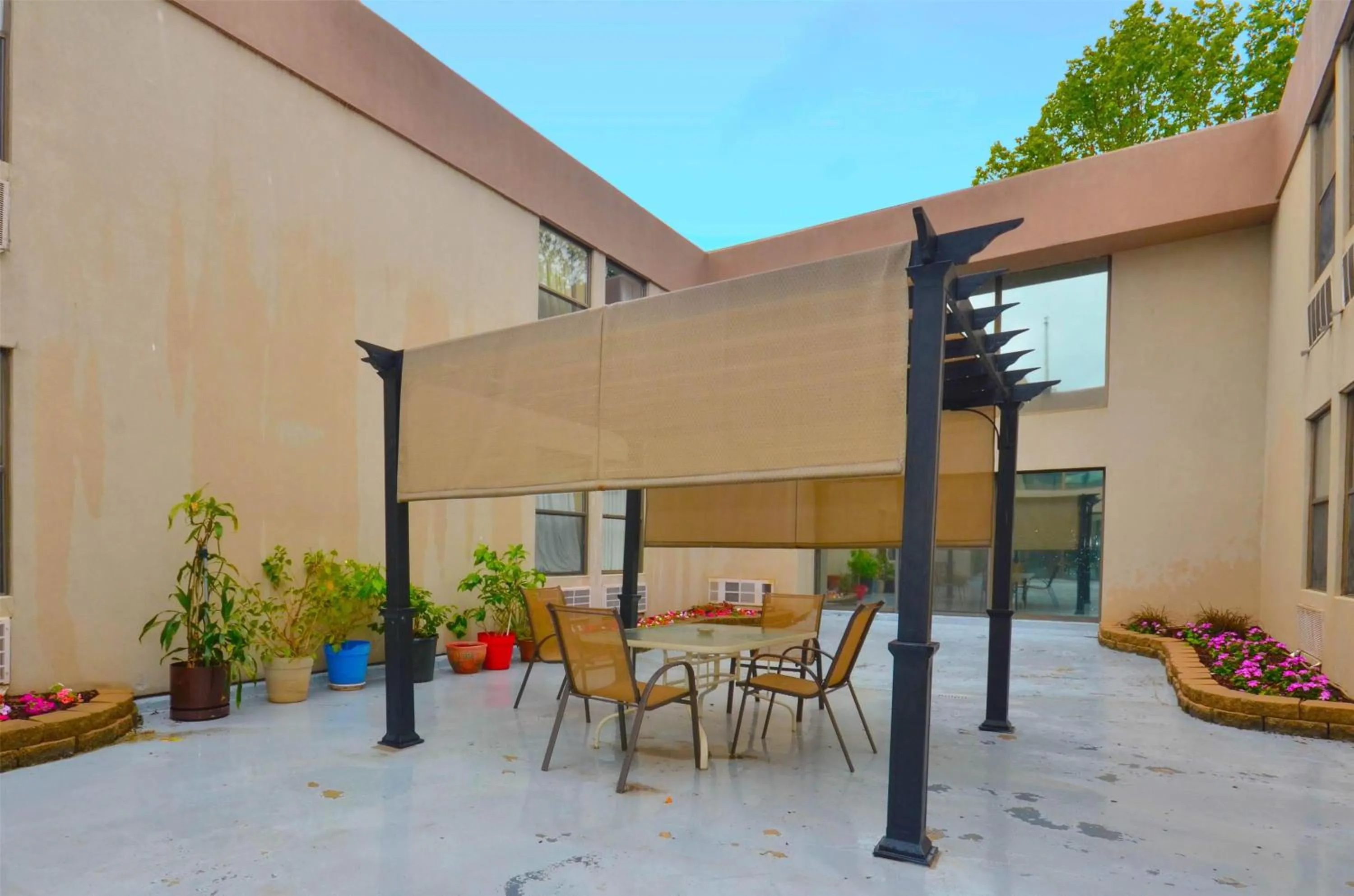 Inner courtyard view in Days Inn by Wyndham Southern Hills/ORU