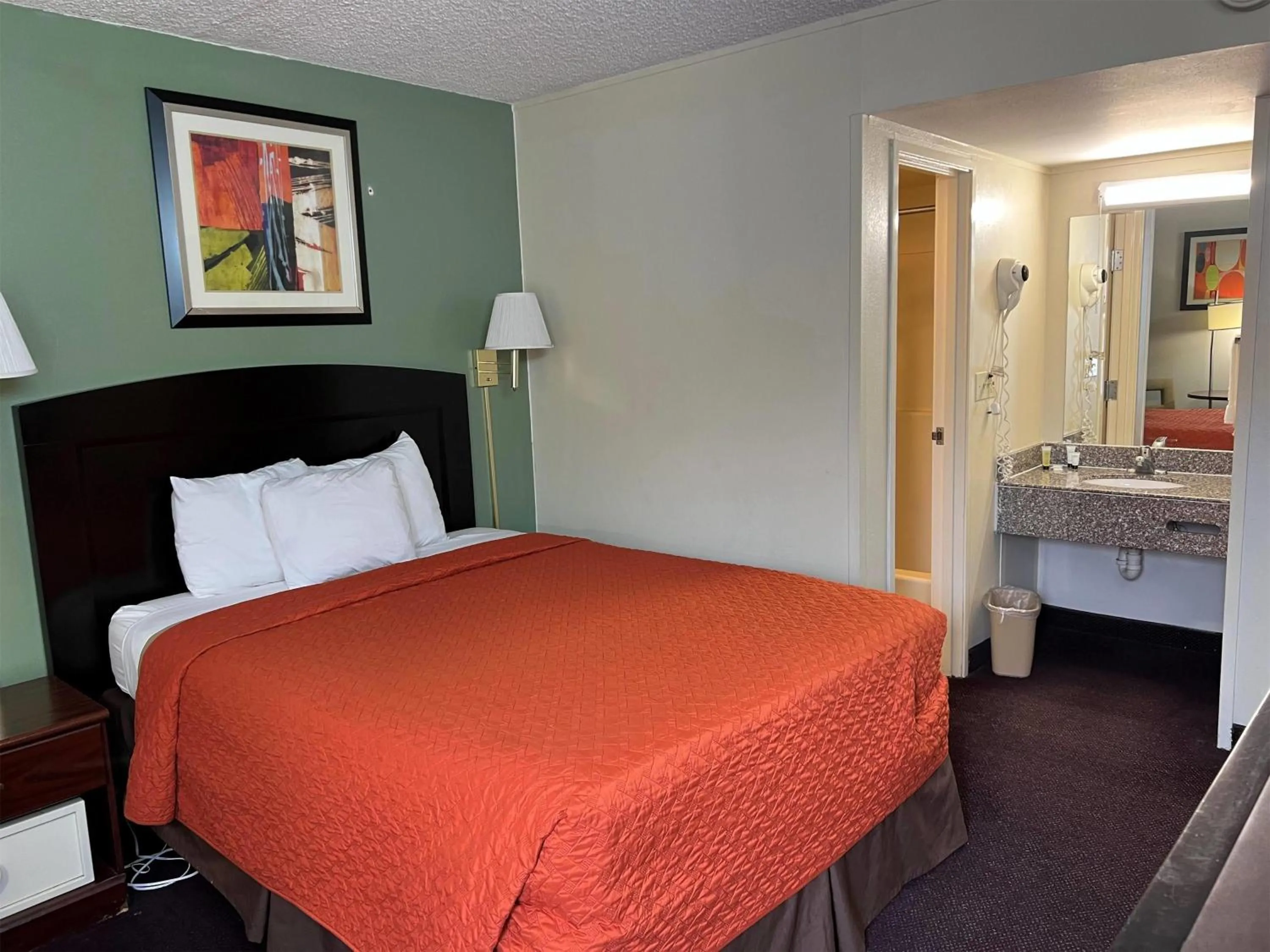 Photo of the whole room, Bed in Days Inn by Wyndham Southern Hills/ORU