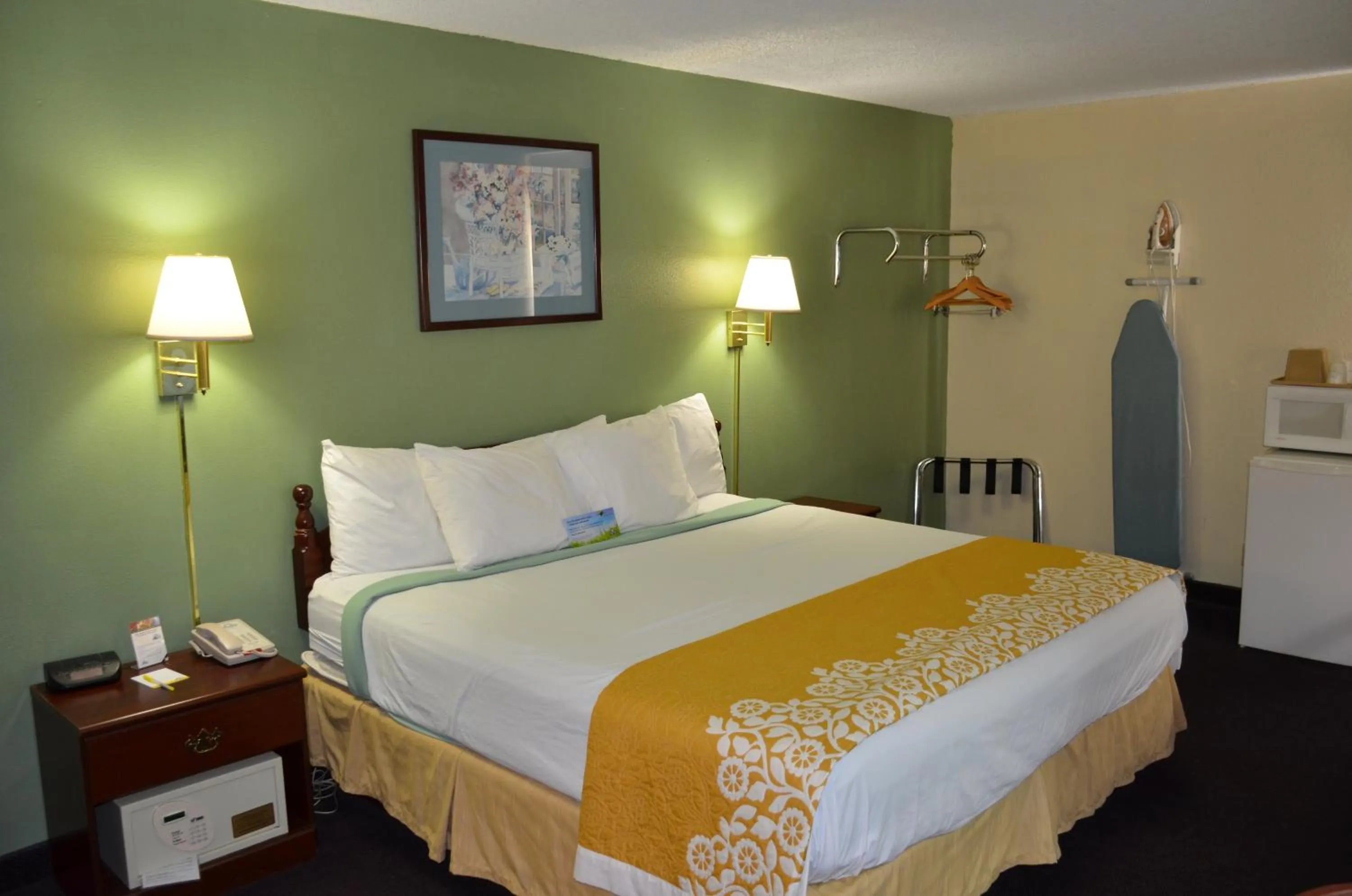 Bed in Days Inn by Wyndham Southern Hills/ORU