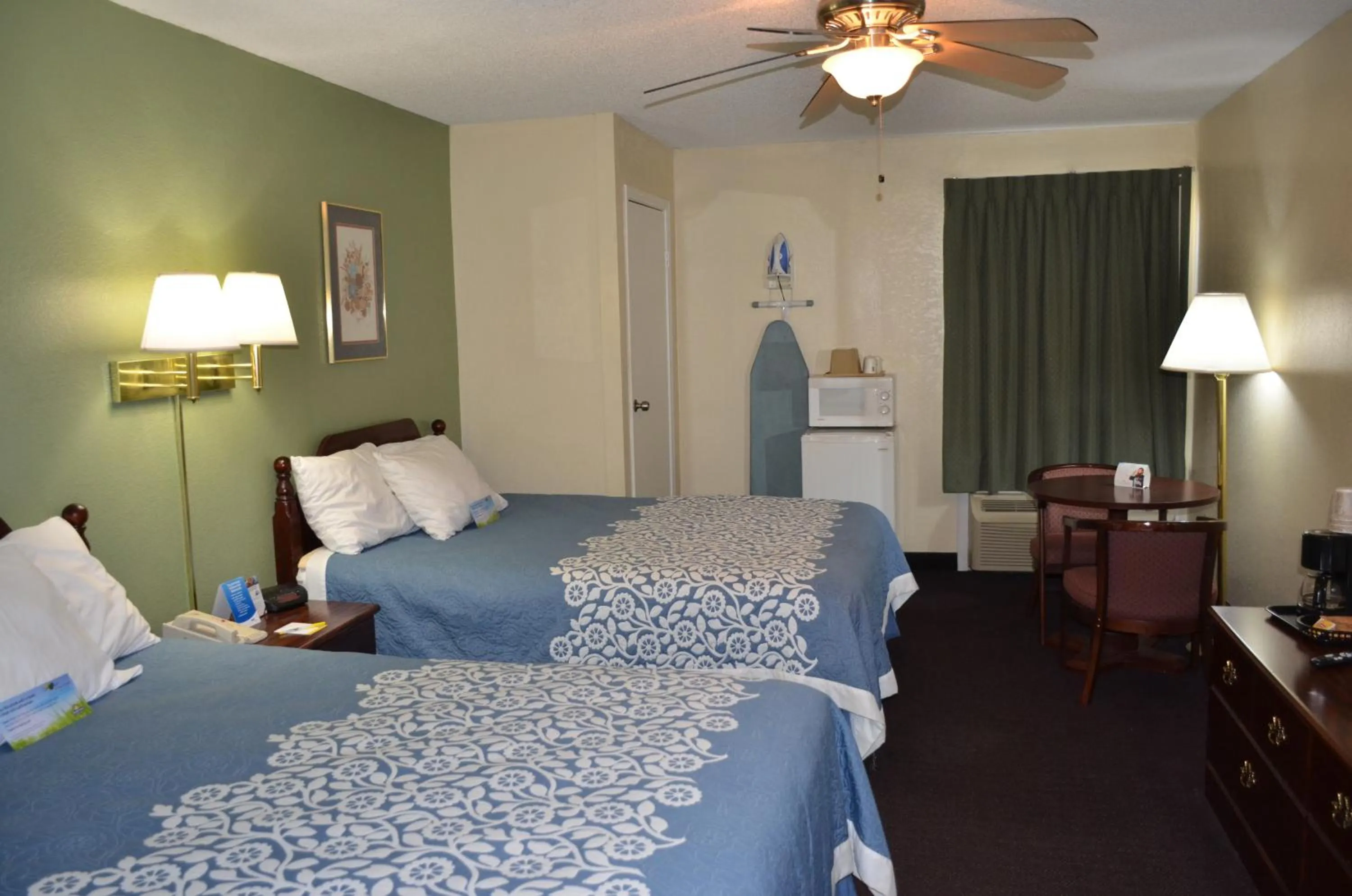 Bedroom, Bed in Days Inn by Wyndham Southern Hills/ORU