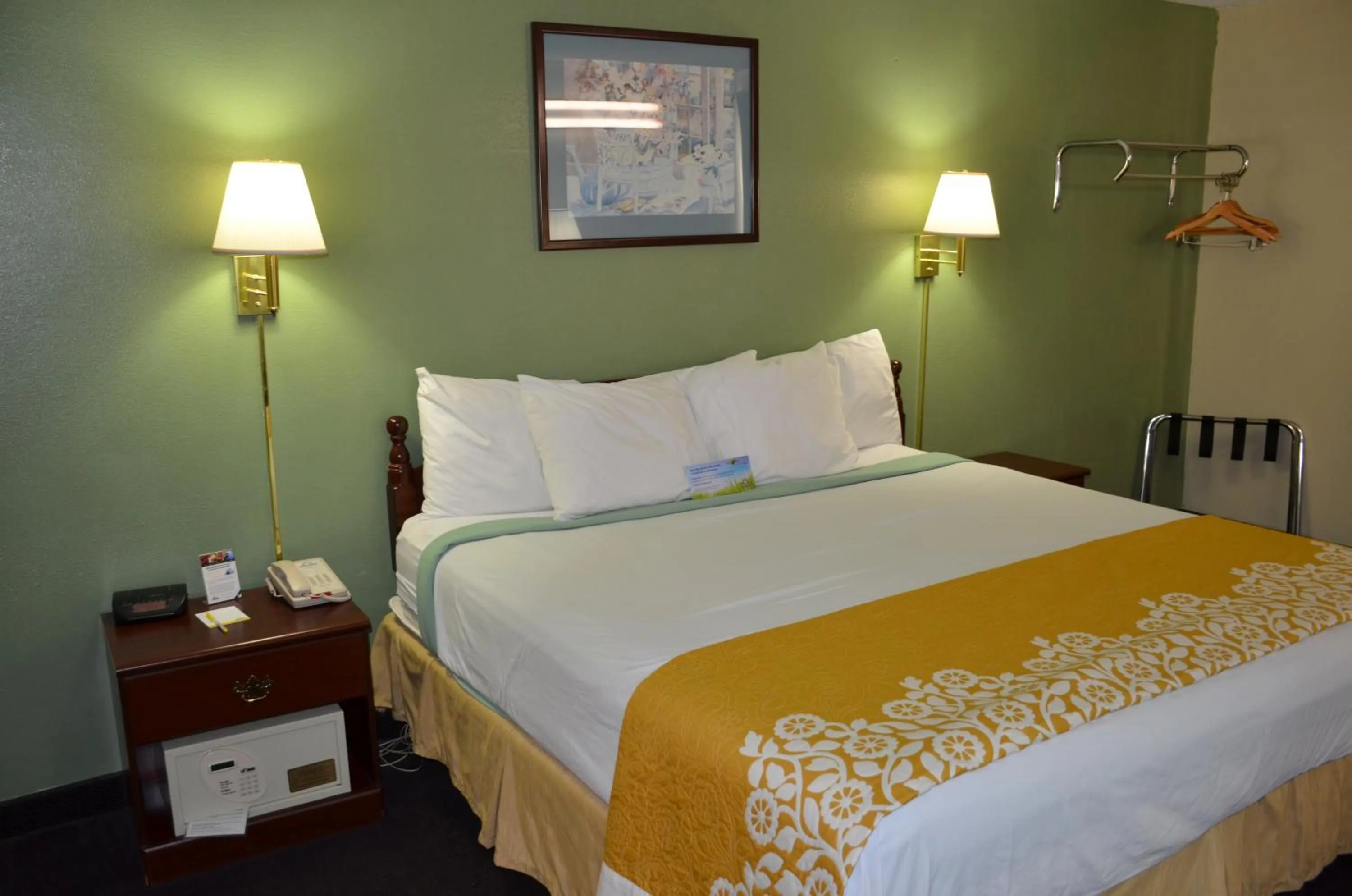 Bedroom, Bed in Days Inn by Wyndham Southern Hills/ORU