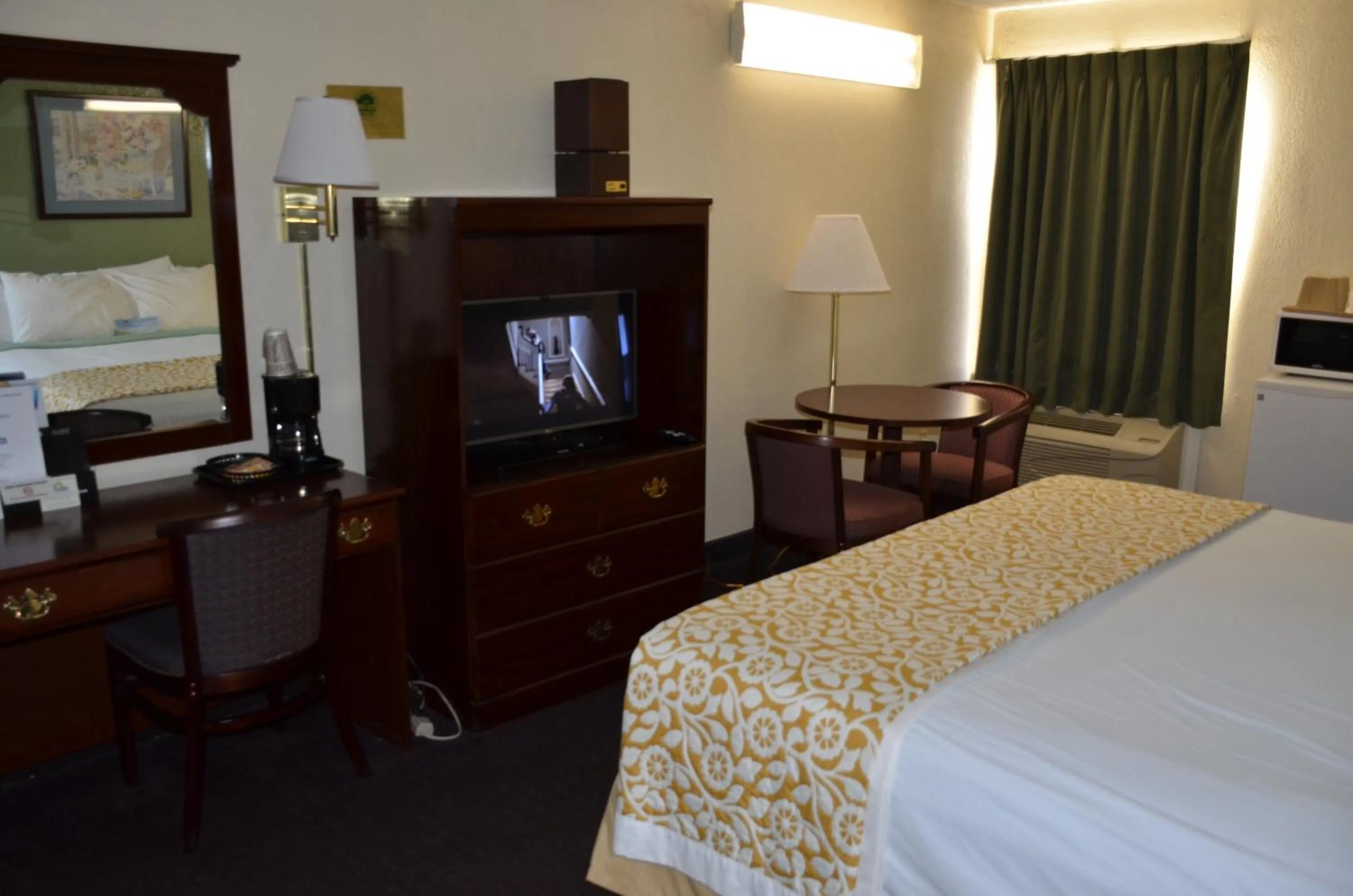 Bed in Days Inn by Wyndham Southern Hills/ORU