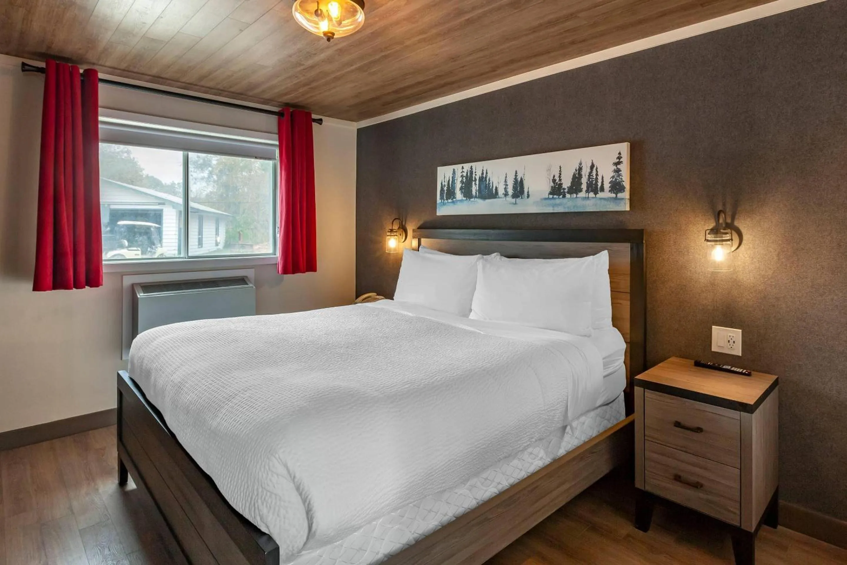 Bedroom, Bed in Bayview Wildwood Resort, an Ascend Collection Resort