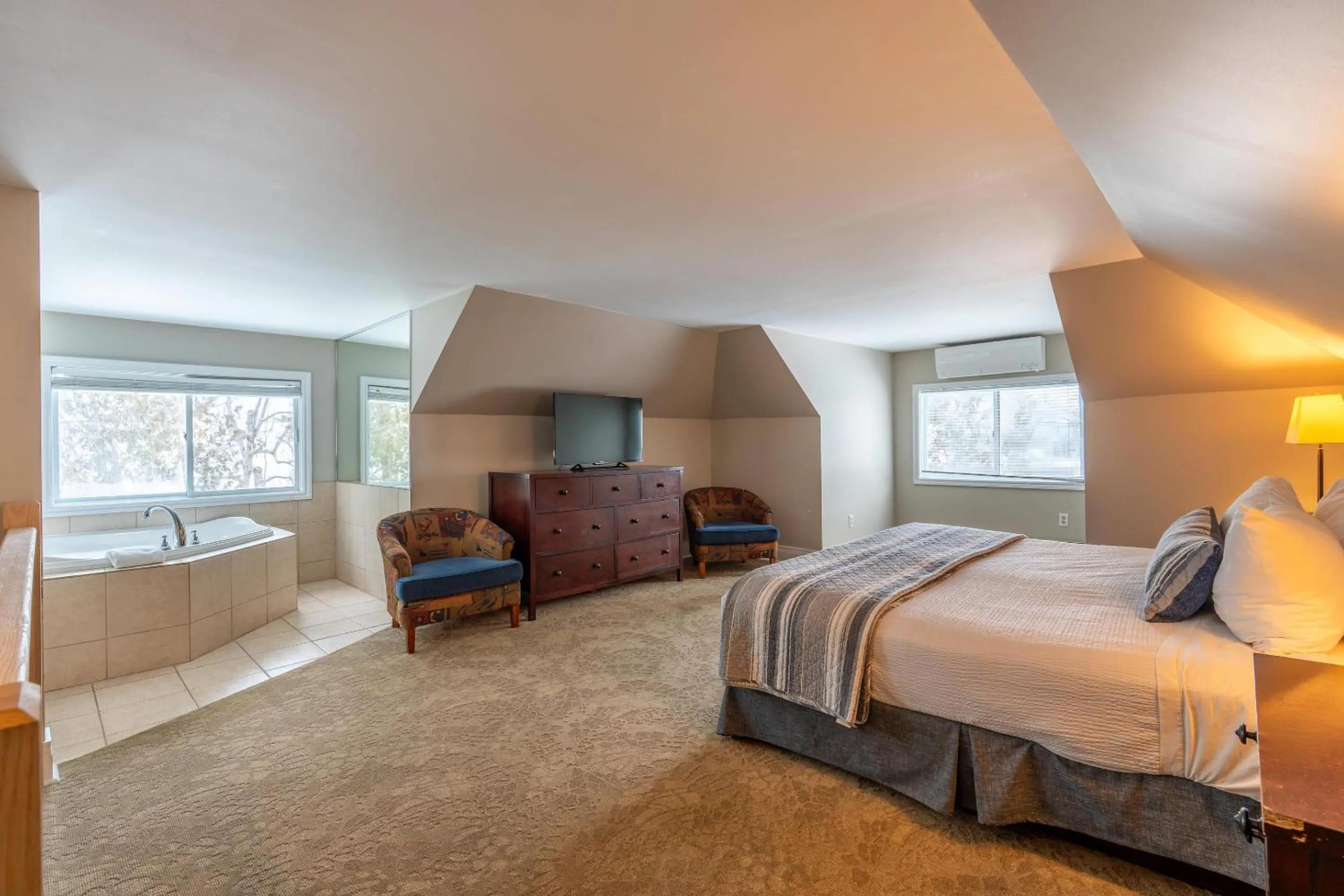 Bedroom, Bed in Bayview Wildwood Resort, an Ascend Collection Resort
