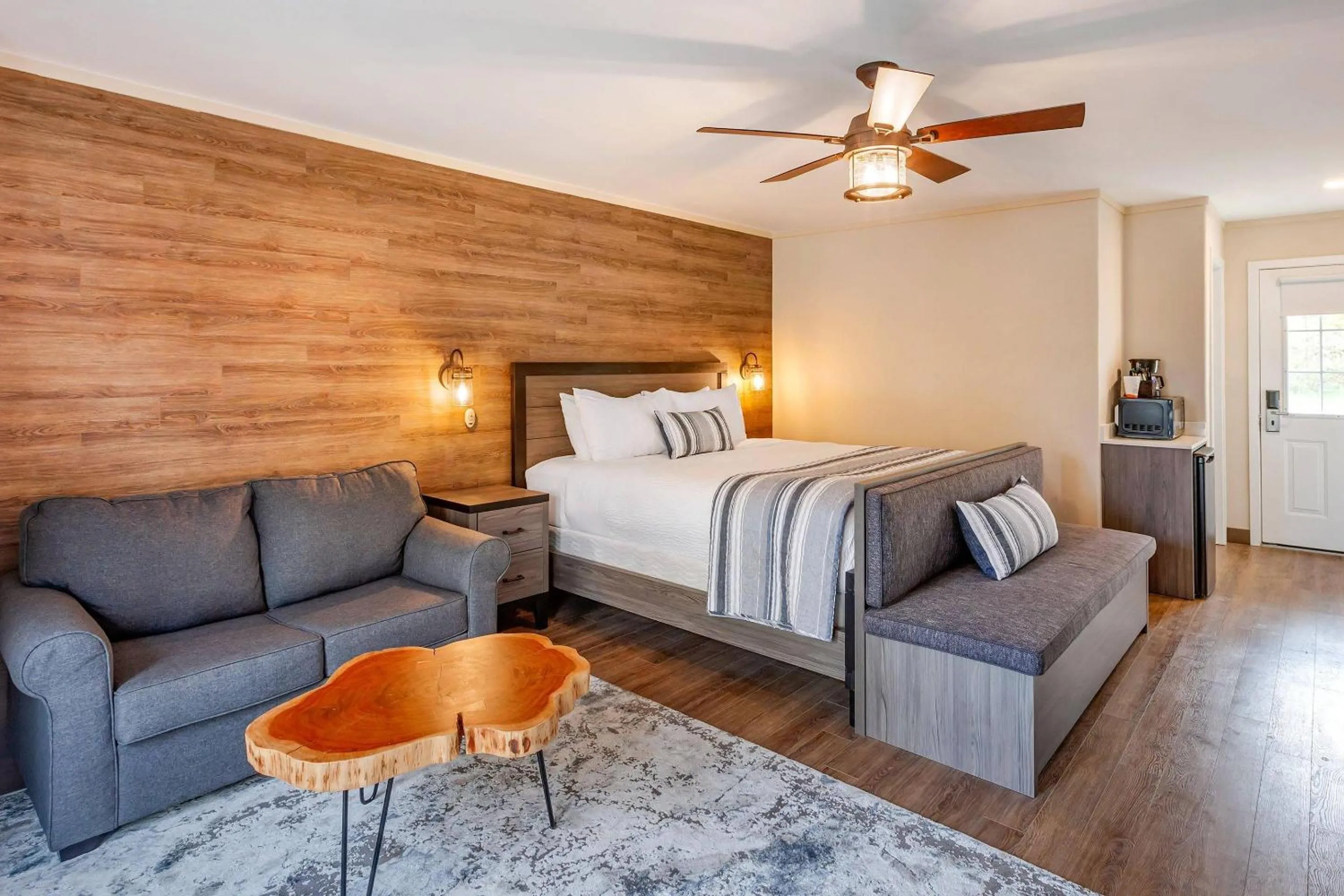 Bedroom, Bed in Bayview Wildwood Resort, an Ascend Collection Resort