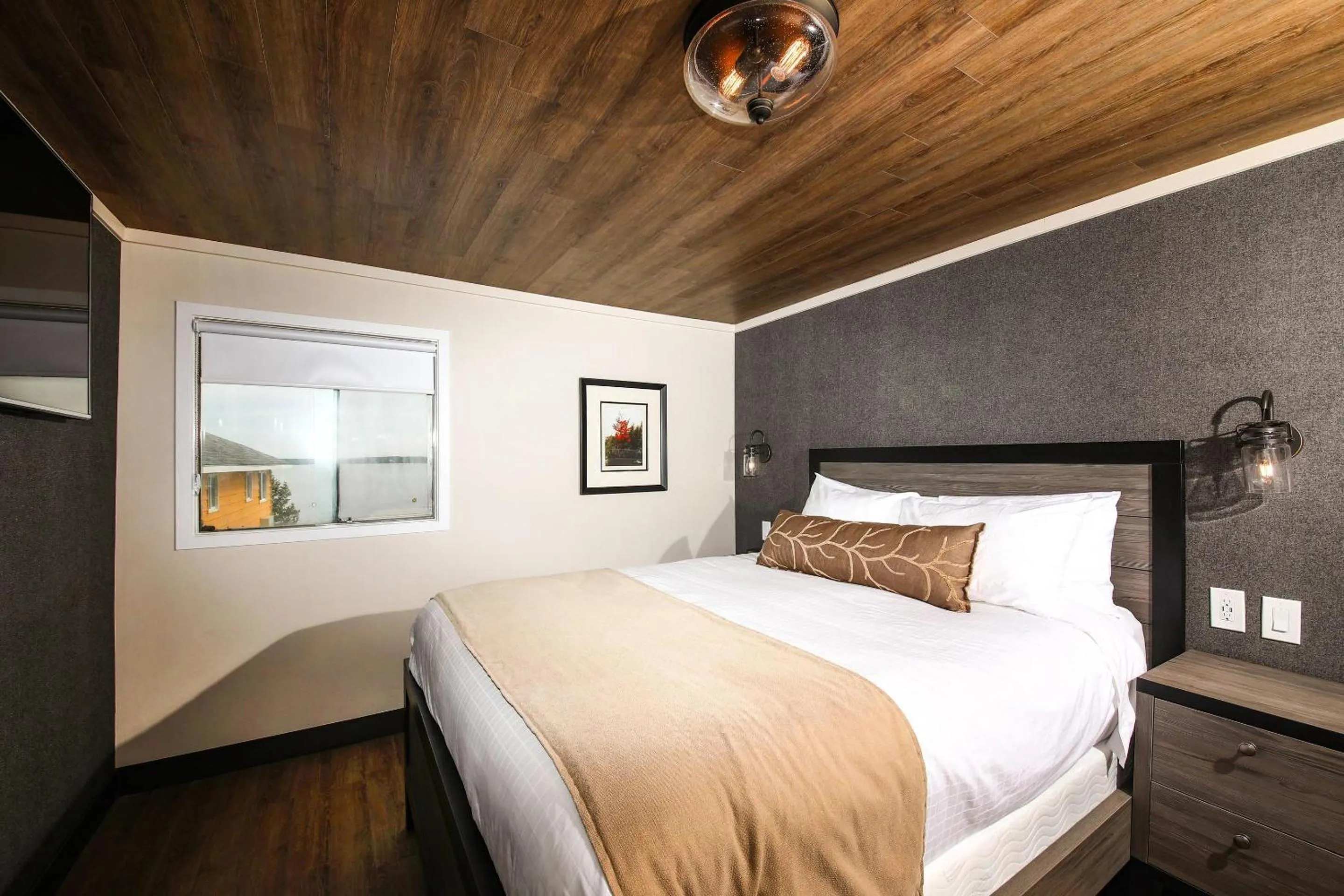 Bedroom, Bed in Bayview Wildwood Resort, an Ascend Collection Resort