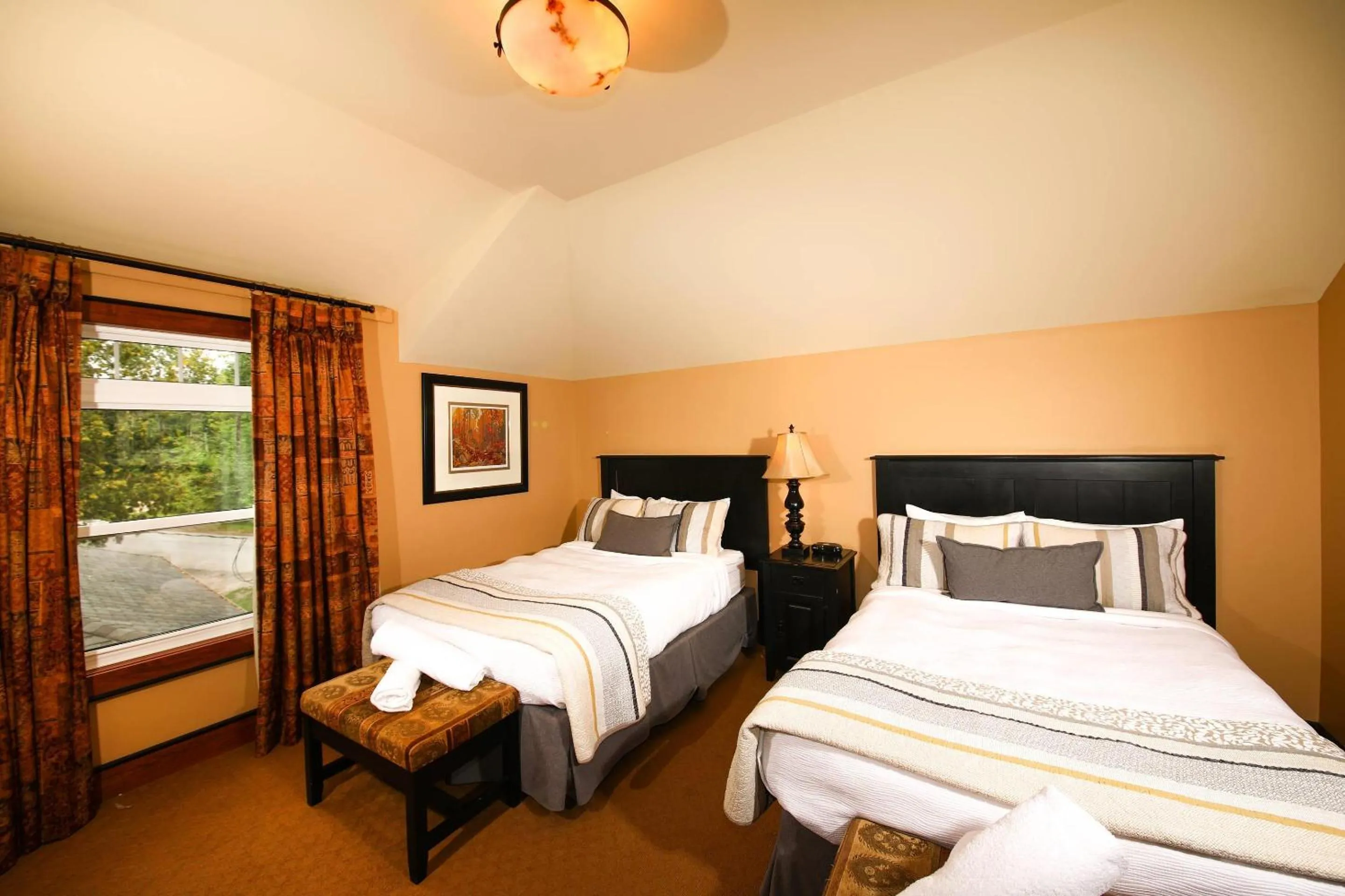 Bedroom, Bed in Bayview Wildwood Resort, an Ascend Collection Resort