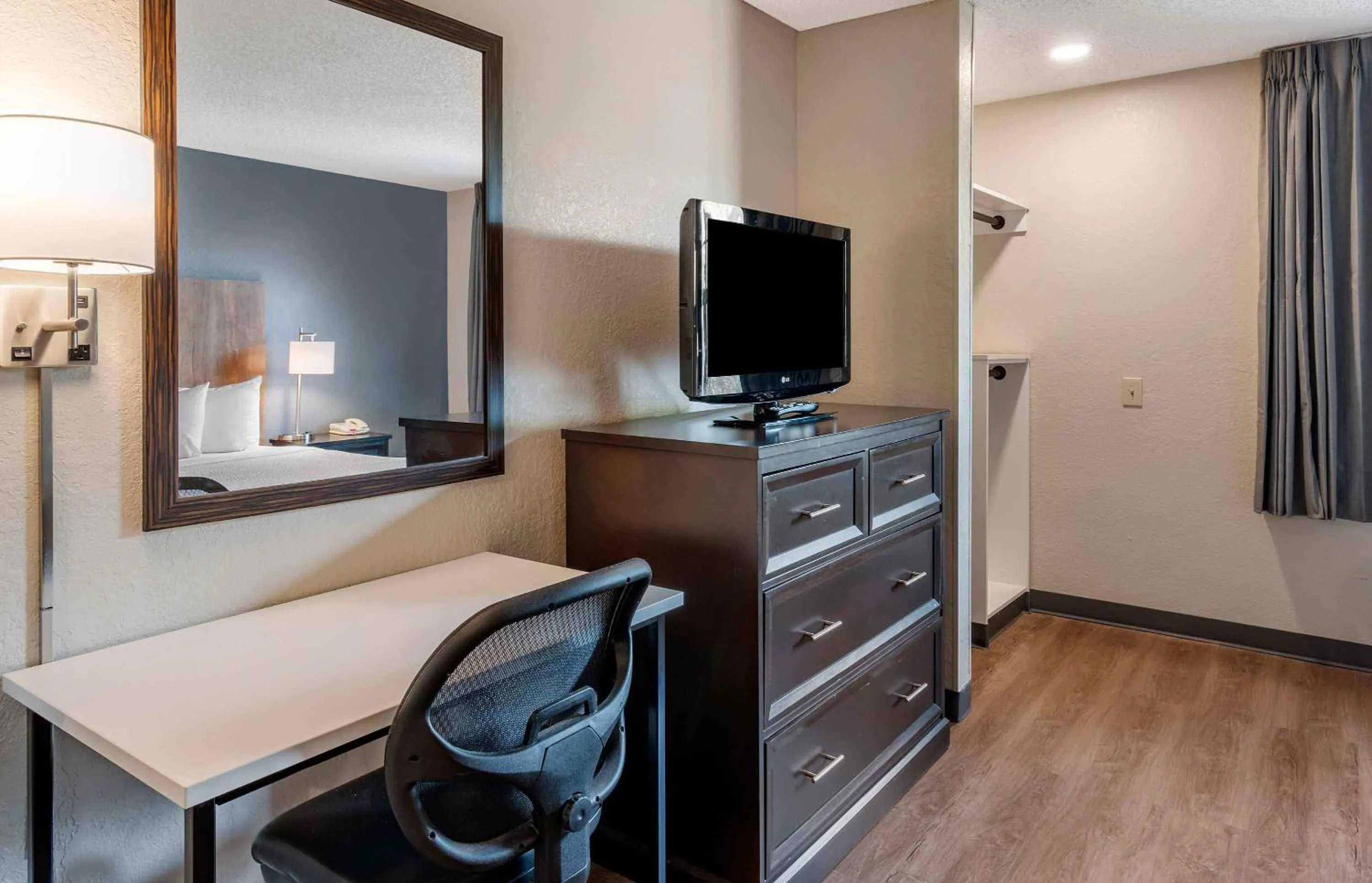 Bedroom, Bed in Extended Stay America Suites - Fort Lauderdale - Plantation