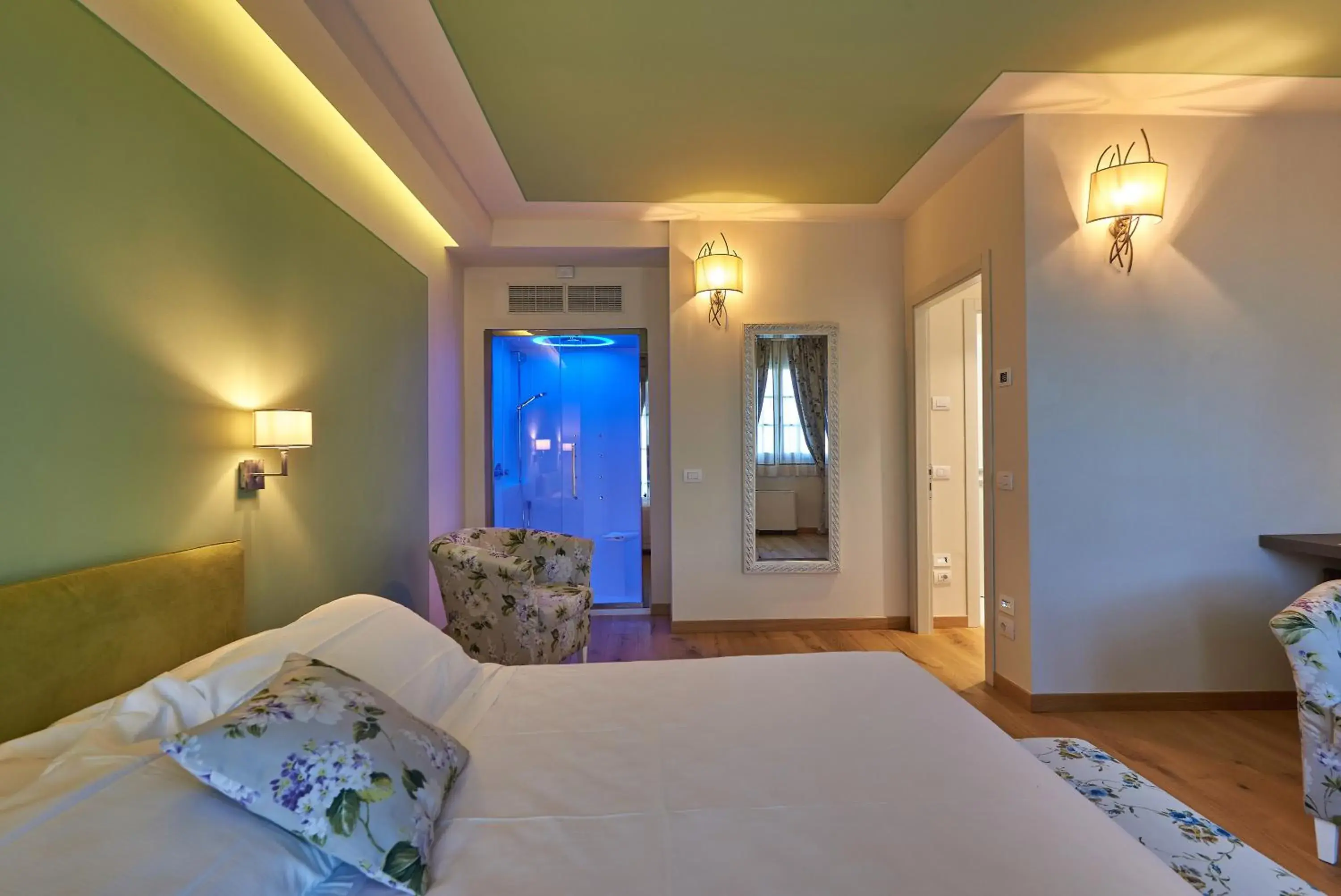 Shower, Bed in Resort 37 Shower, Bed in Resort 37