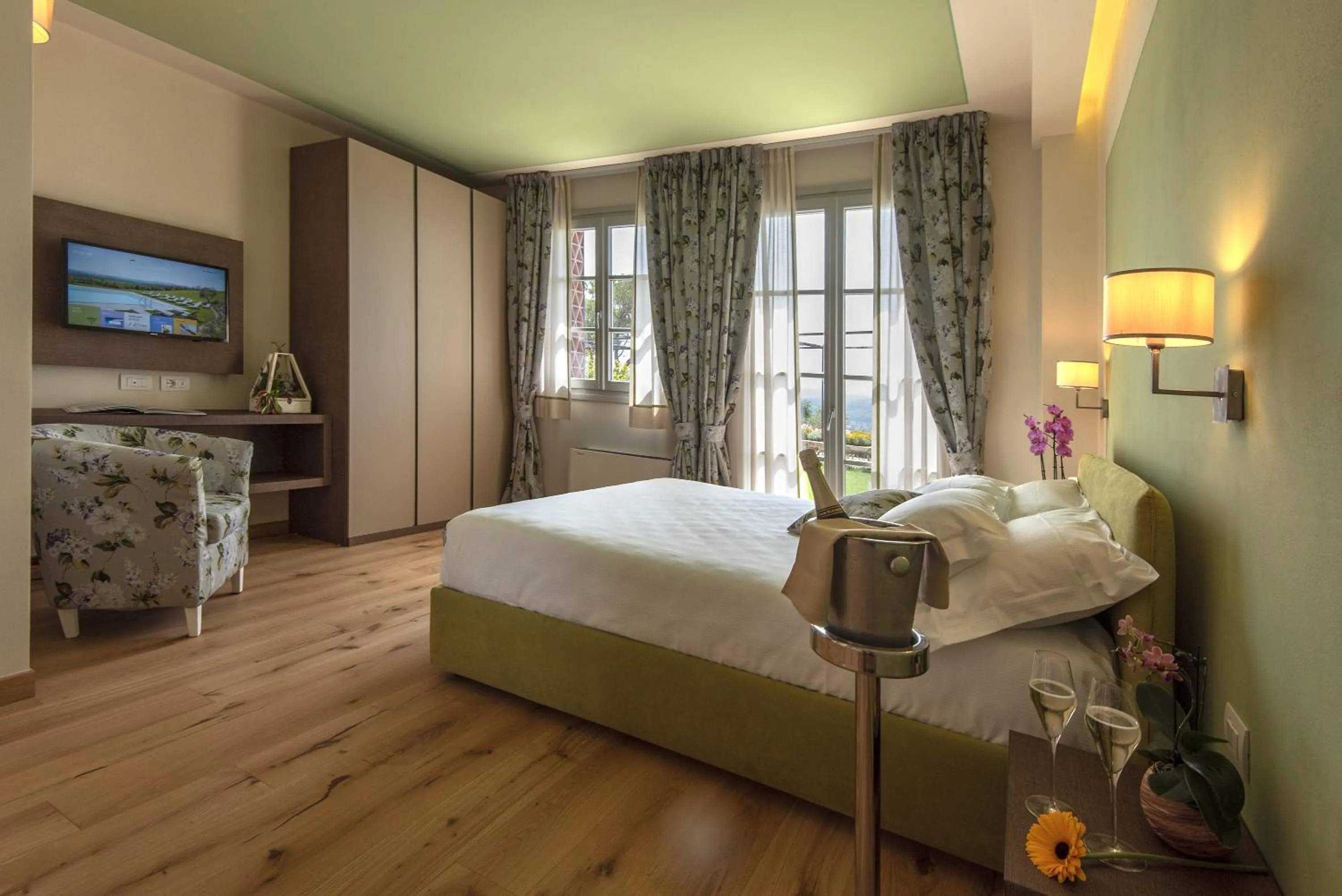 Photo of the whole room, Bed in Resort 37