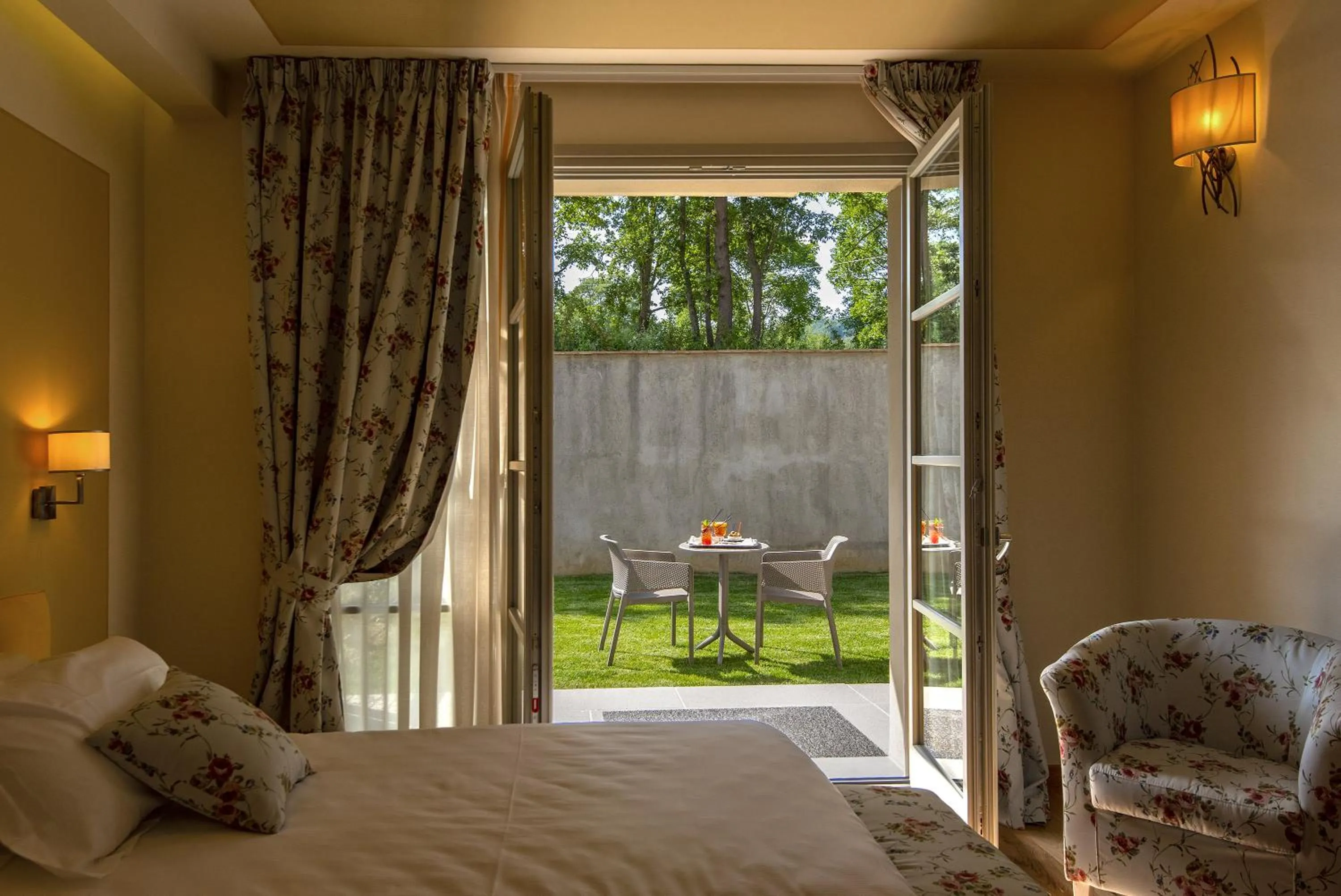 Patio, Bed in Resort 37