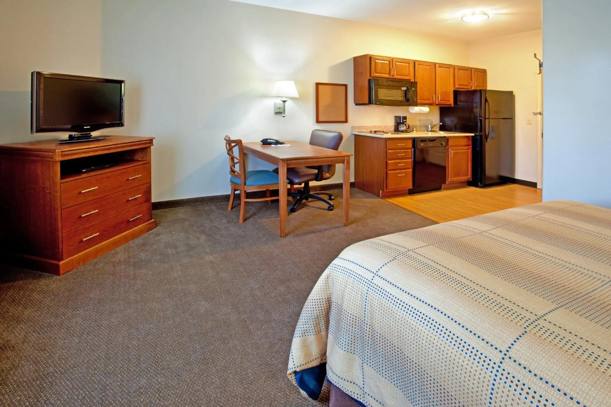 Photo of the whole room, Bed in Candlewood Suites Roswell by IHG