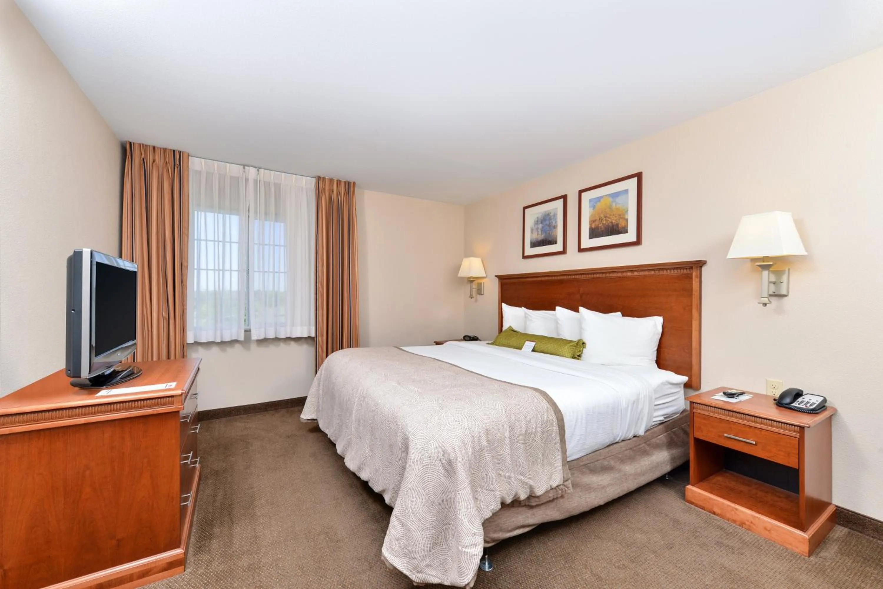 Photo of the whole room, Bed in Candlewood Suites Roswell by IHG
