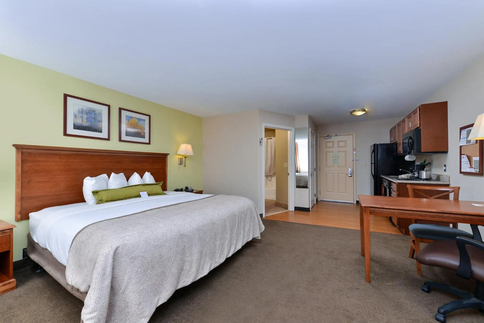 Photo of the whole room, Bed in Candlewood Suites Roswell by IHG