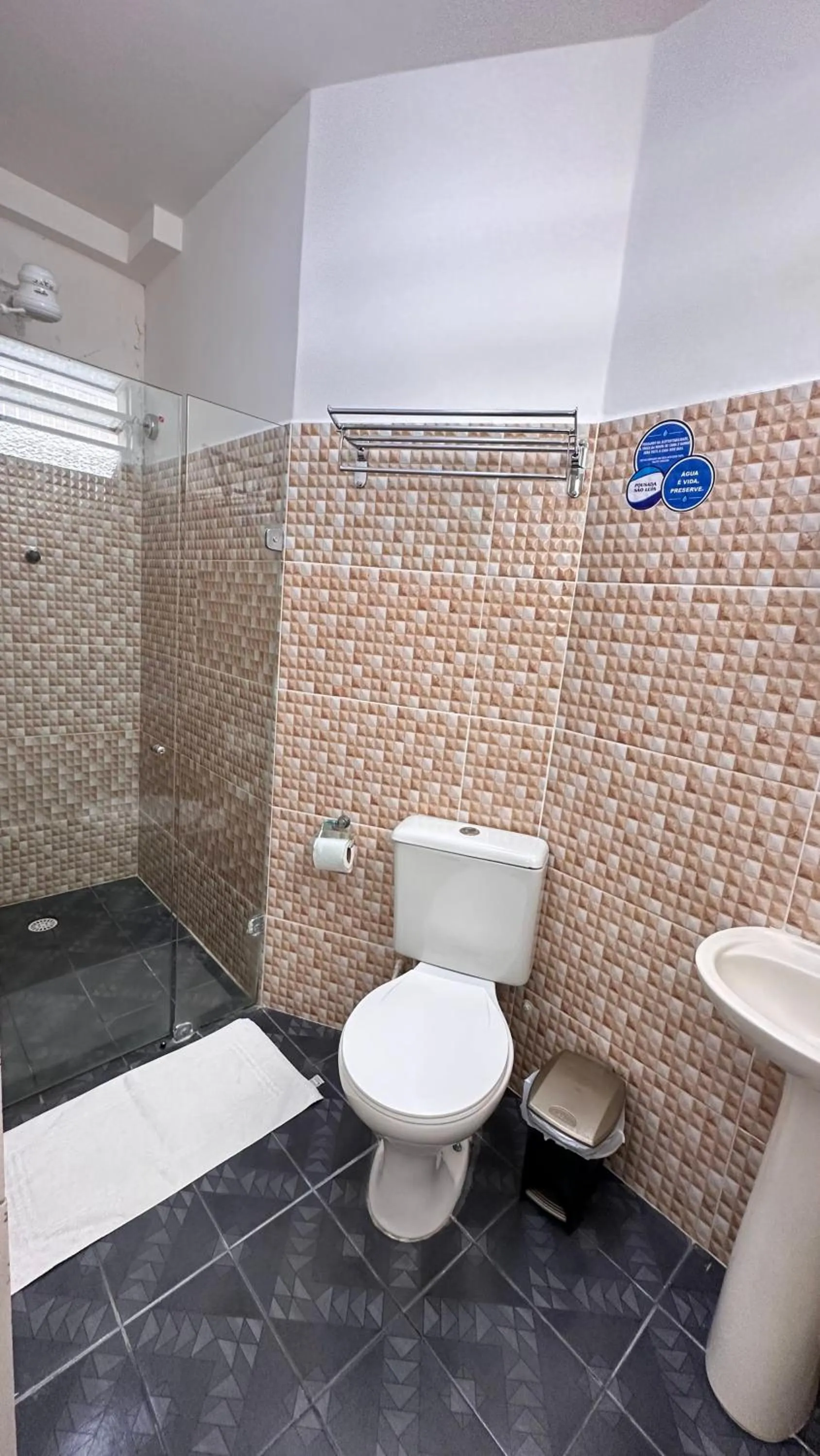 Shower in Pousada São Luiz