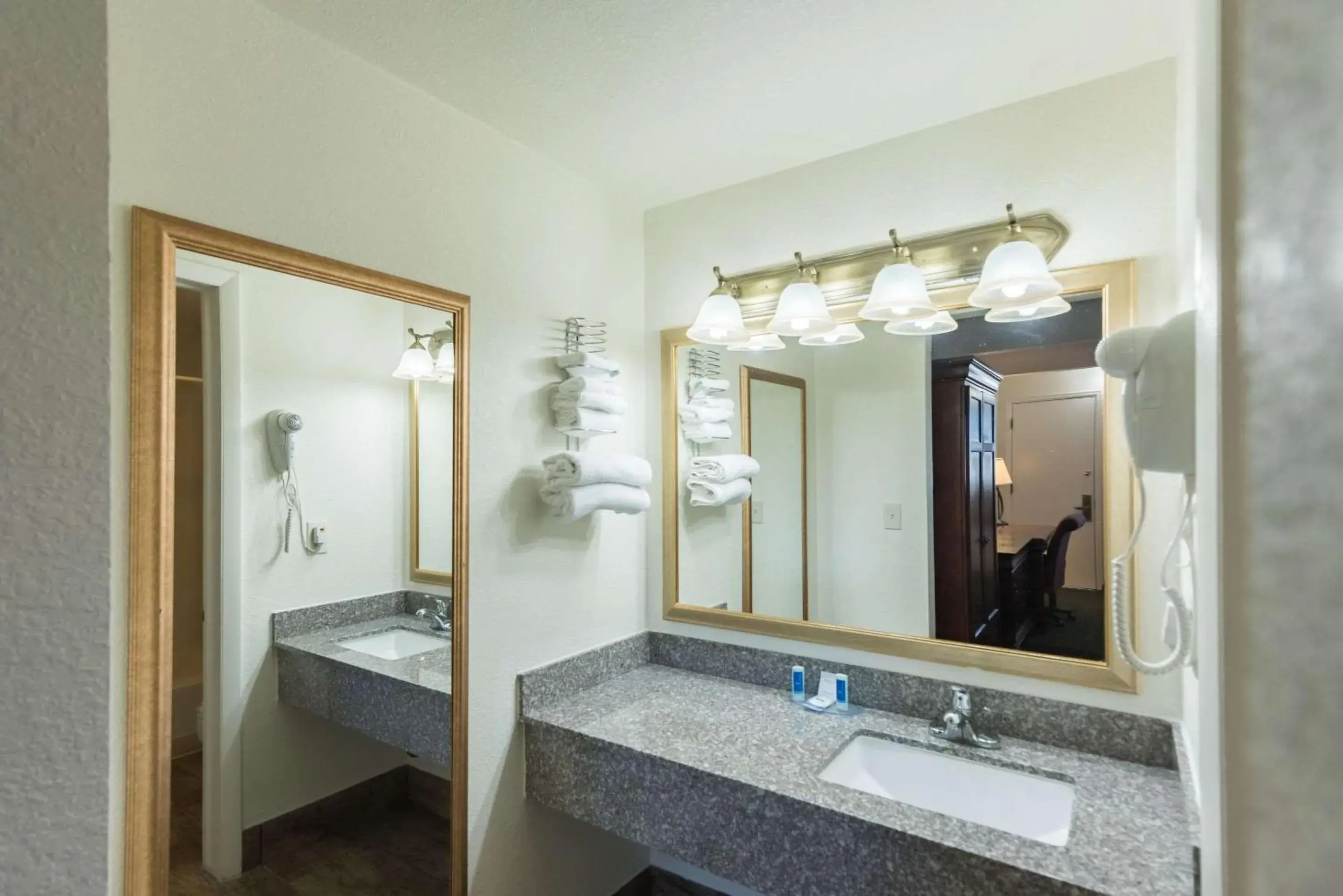 Property building in 1st Interstate Inn Montrose Property building in 1st Interstate Inn Montrose