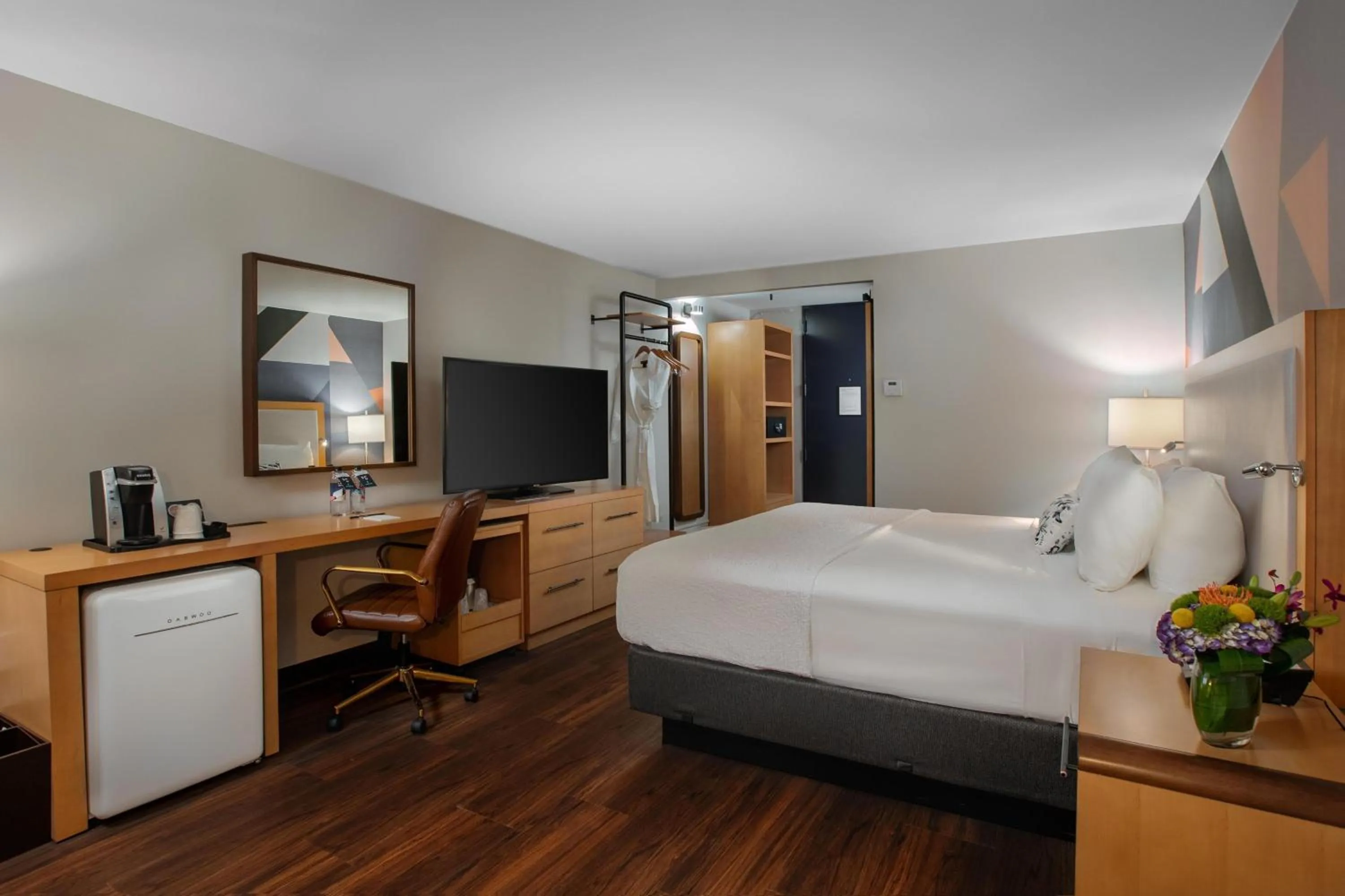 Photo of the whole room, Bed in The Beeman Hotel