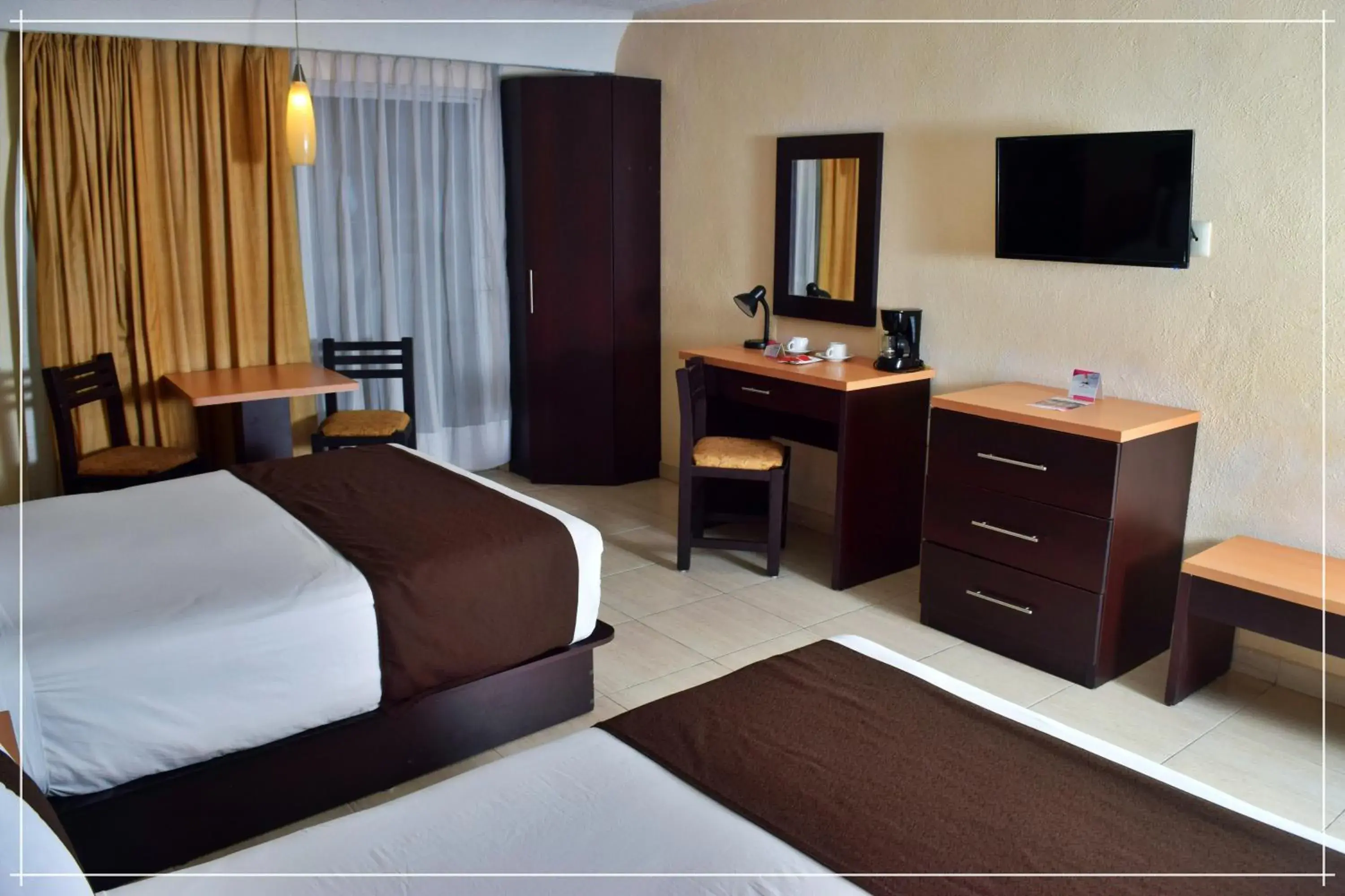 Double Room with Two Double Beds - single occupancy in Hotel Real de Minas Tradicional Double Room with Two Double Beds - single occupancy in Hotel Real de Minas Tradicional